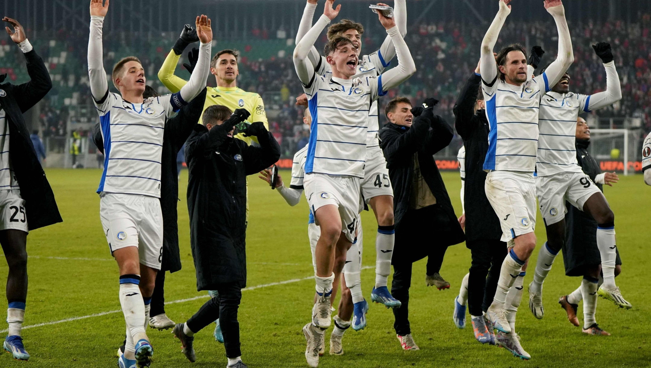 Atalanta's players celebrate after the UEFA Europa League Group D football match between Rakow Czestochowa and Atalanta BC in Sosnowiec, Poland, on December 14, 2023. (Photo by MACIEK SKOWRONEK / AFP)