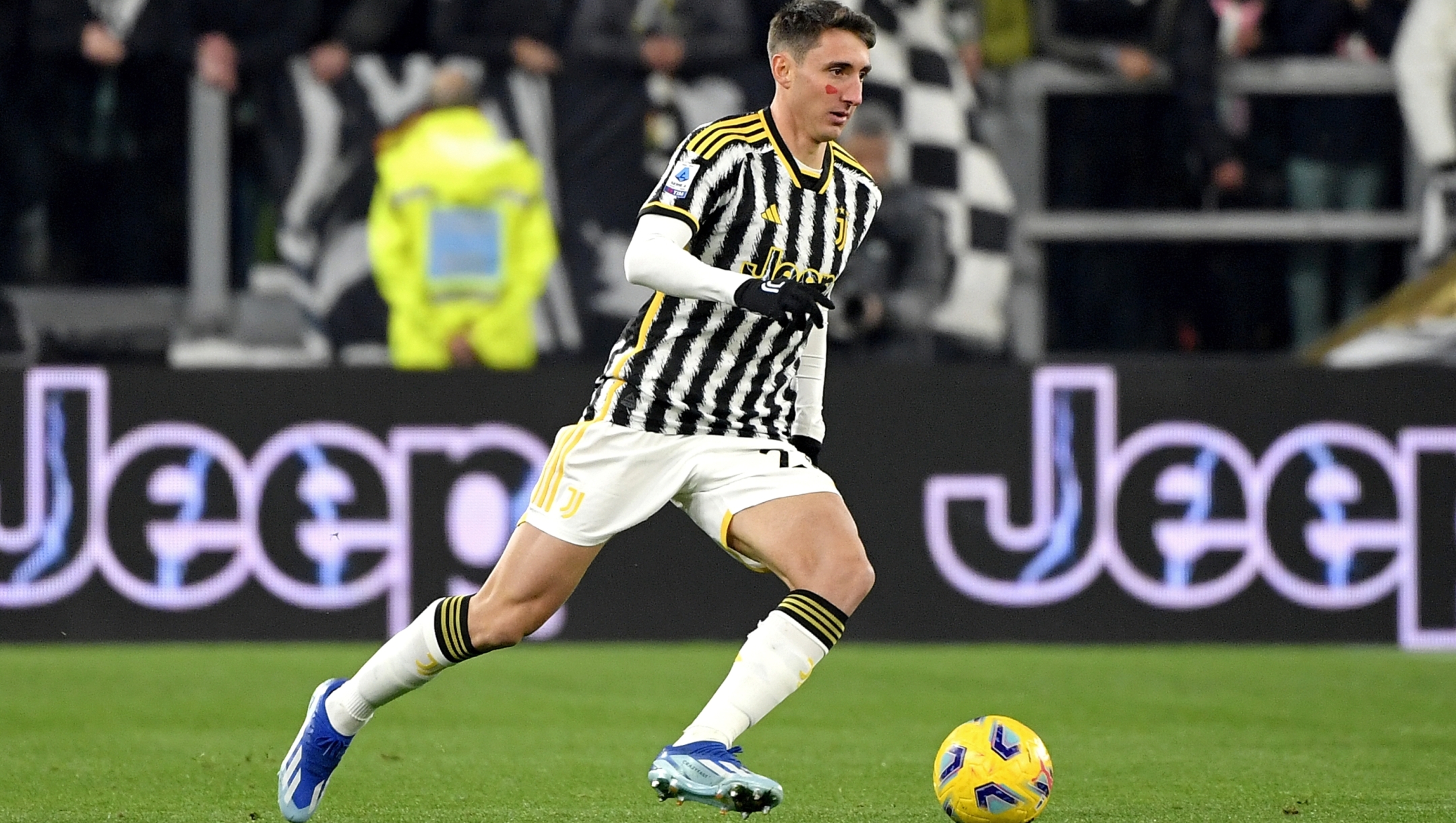 TURIN, ITALY - NOVEMBER 26: Andrea Cambiaso of Juventus runs with the ball during the Serie A TIM match between Juventus and FC Internazionale at Allianz Stadium on November 26, 2023 in Turin, Italy. (Photo by Filippo Alfero - Juventus FC/Juventus FC via Getty Images)