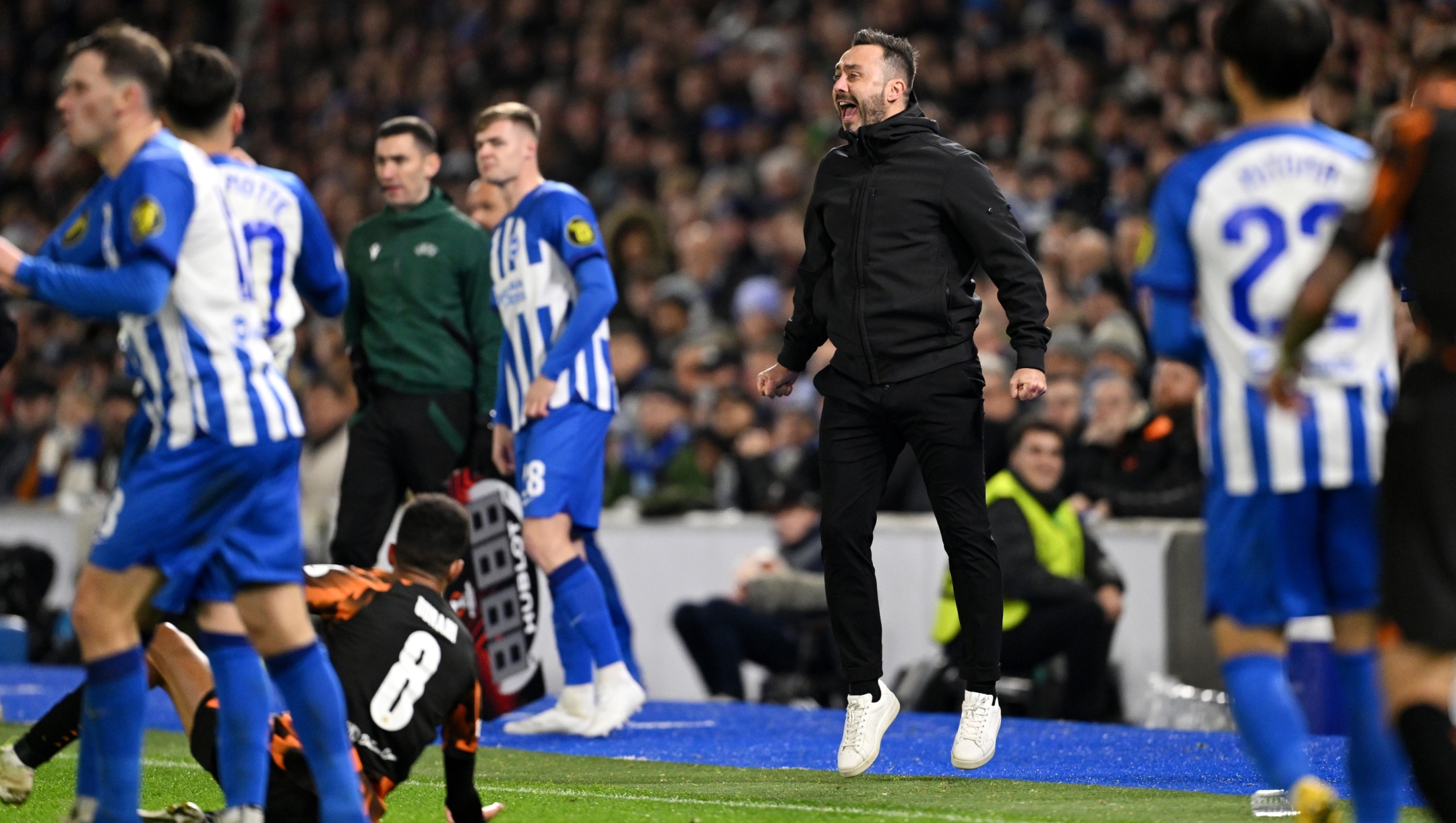 BRIGHTON, ENGLAND - DECEMBER 14: Roberto De Zerbi, Manager of Brighton & Hove Albion, reacts during the UEFA Europa League match between Brighton & Hove Albion v Olympique de Marseille at American Express Community Stadium on December 14, 2023 in Brighton, England. (Photo by Mike Hewitt/Getty Images)