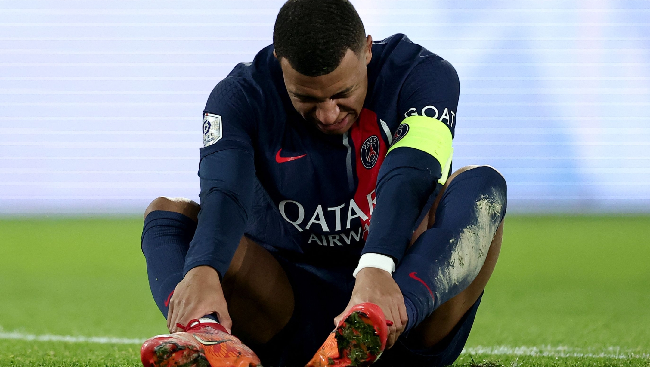 Paris Saint-Germain's French forward #07 Kylian Mbappe reacts in pain after a contact during the French L1 football match between Paris Saint-Germain (PSG) and Nantes at the Parc des Princes stadium on December 9, 2023 in Paris. (Photo by FRANCK FIFE / AFP)