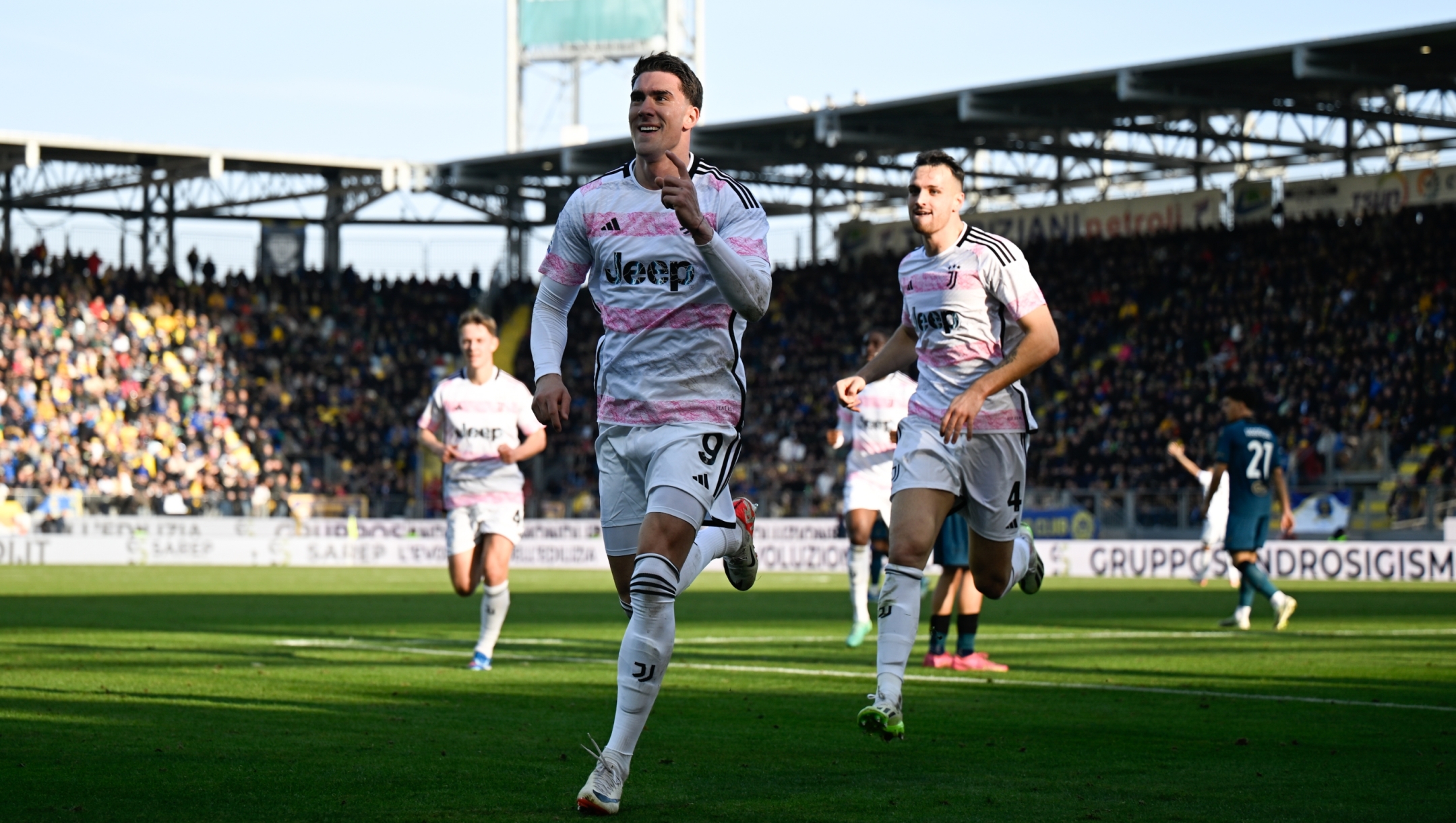 FROSINONE, ITALY - DECEMBER 23: Dusan Vlahovic of Juventus celebrates 1-2 goal during the Serie A TIM match between Frosinone Calcio and Juventus at Stadio Benito Stirpe on December 23, 2023 in Frosinone, Italy. (Photo by Daniele Badolato - Juventus FC/Juventus FC via Getty Images)