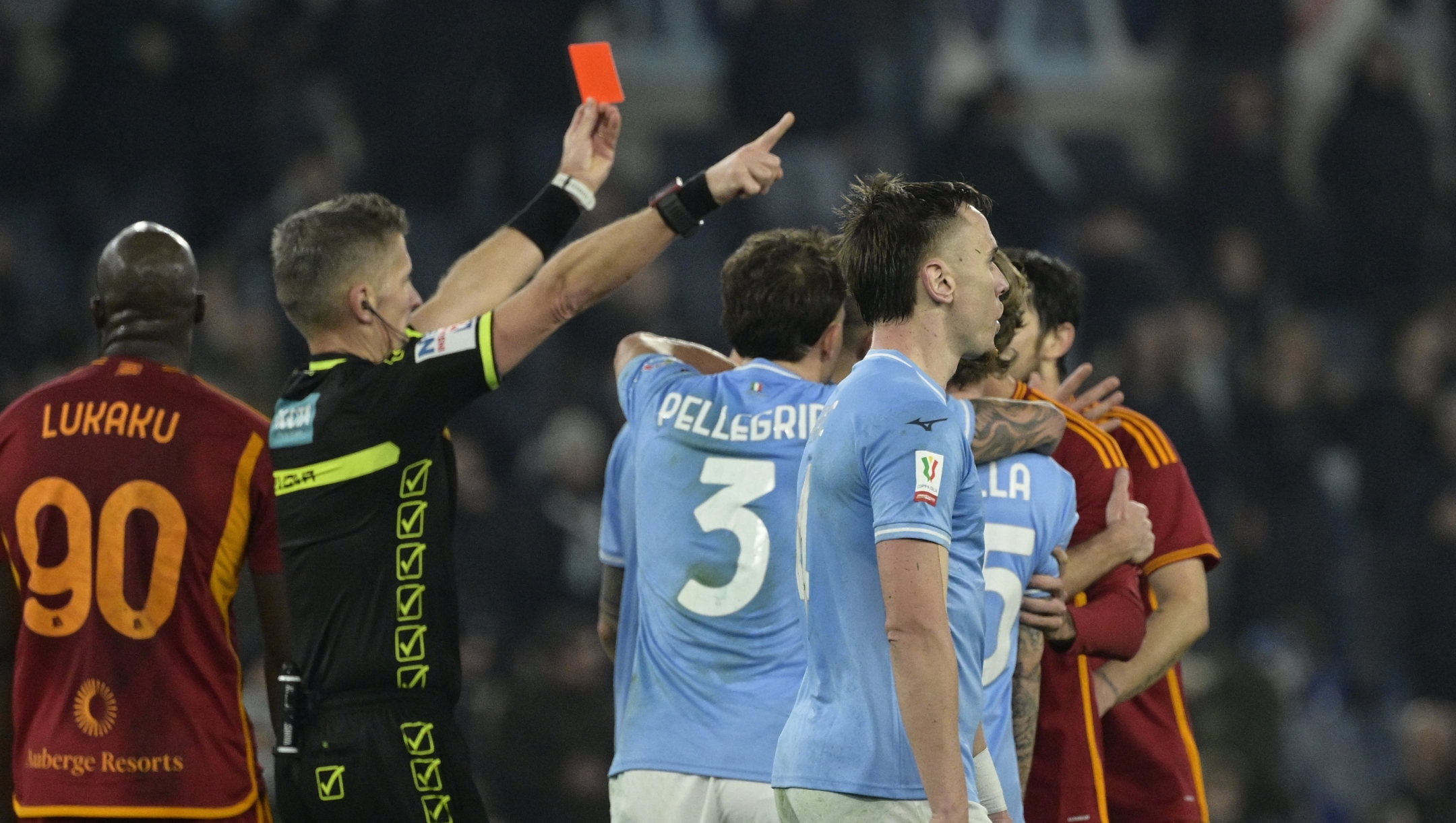 Foto Fabrizio Corradetti/LaPresse 10 Gennaio 2024 Roma, Italia - SS Lazio vs AS Roma - quarti di finale Coppa Italia Frecciarossa 2022/2023 - Stadio Olimpico. Nella foto: Arbitro Orsato  espelle Sardar Azmoun (AS Roma);  cartellino Rosso  January 10, 2024 Rome, Italy - SS Lazio vs AS Roma - quarter finals Frecciarossa Italian Cup 2023/2024 - Olympic Stadium. In the photo: Red card