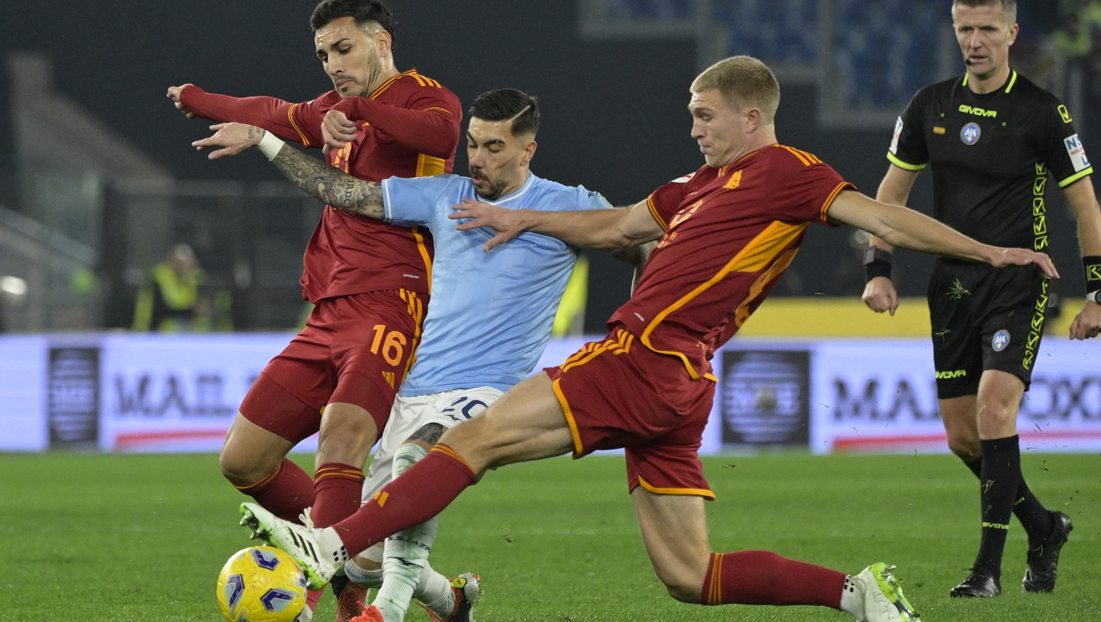 Foto Fabrizio Corradetti/LaPresse 10 Gennaio 2024 Roma, Italia - SS Lazio vs AS Roma - quarti di finale Coppa Italia Frecciarossa 2022/2023 - Stadio Olimpico. Nella foto: Mattia Zaccagni (SS Lazio); Leandro Paredes (AS Roma); Rasmus Kristensen (AS Roma);   January 10, 2024 Rome, Italy - SS Lazio vs AS Roma - quarter finals Frecciarossa Italian Cup 2023/2024 - Olympic Stadium. In the photo: Mattia Zaccagni (SS Lazio); Leandro Paredes (AS Roma); Rasmus Kristensen (AS Roma);