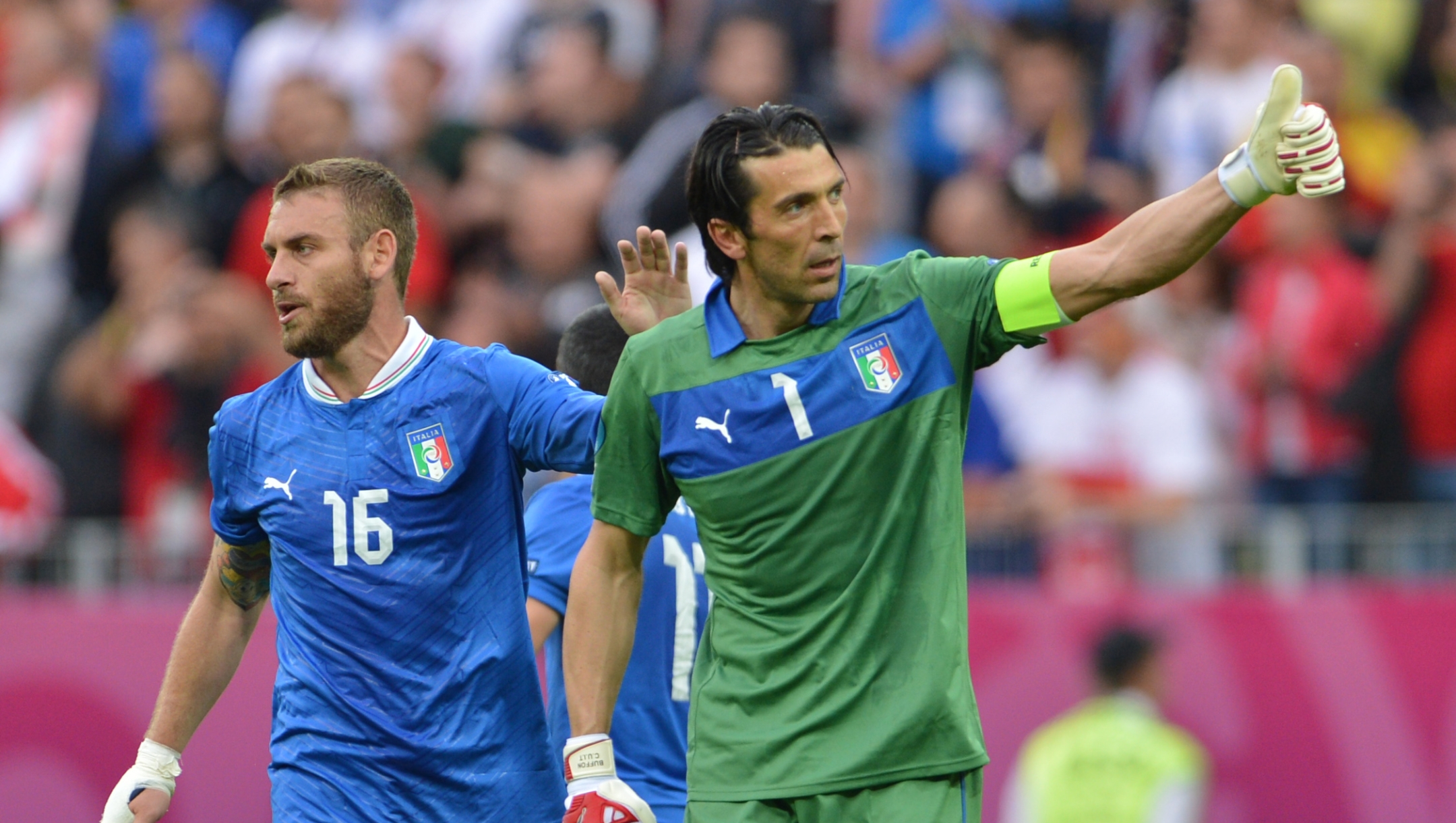 Italian midfielder Daniele De Rossi (L) and Italian goalkeeper Gianluigi Buffon react at the end of the Euro 2012 championships football match Spain vs Italy on June 10, 2012 at the Gdansk Arena.     AFP PHOTO/ GIUSEPPE CACACE        (Photo credit should read GIUSEPPE CACACE/AFP/GettyImages)