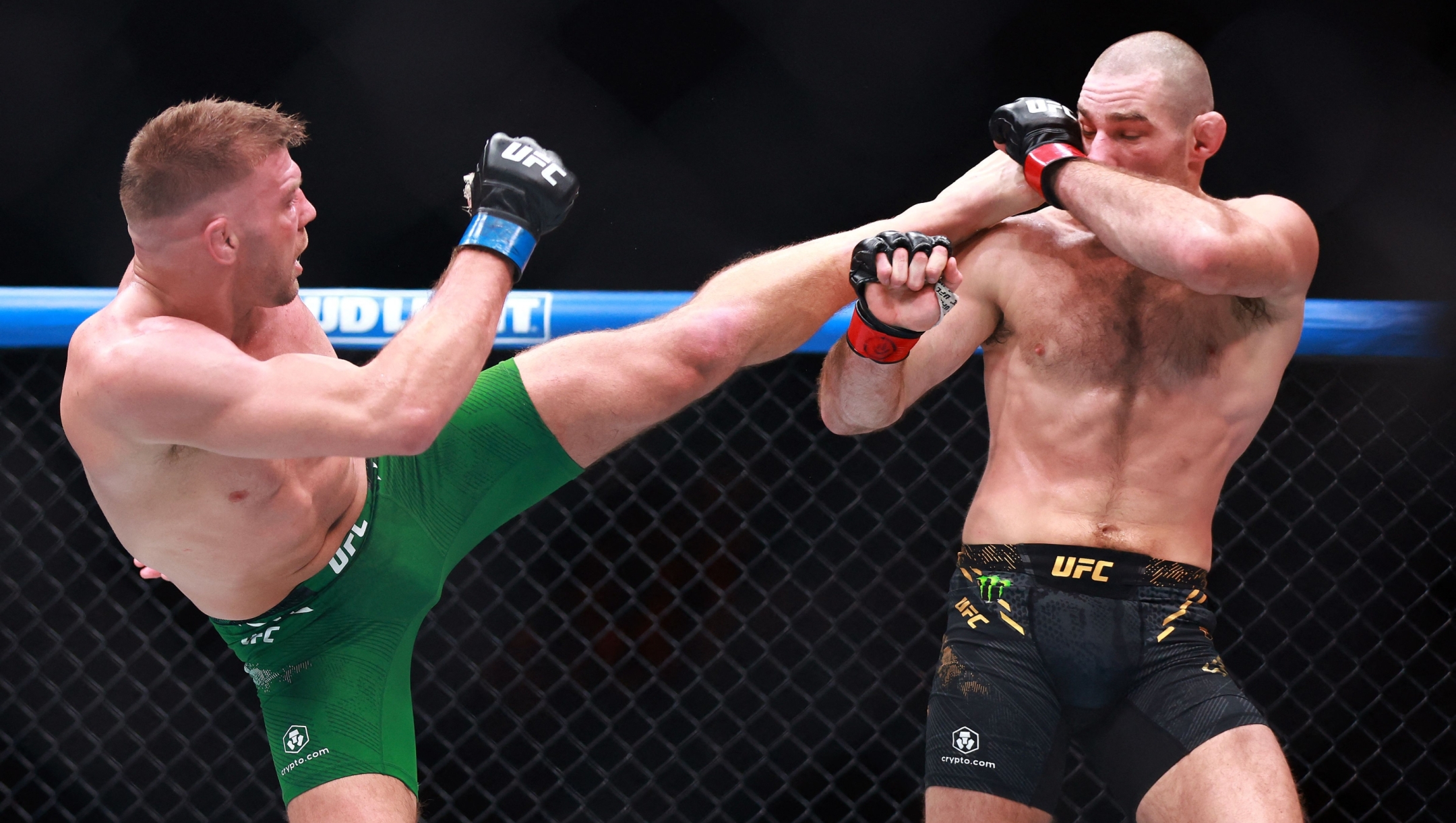 TORONTO, ON - JANUARY 20: Sean Strickland of the United States fights against Dricus Du Plessis of South Africa in a middleweight title bout during the UFC 297 event at Scotiabank Arena on January 20, 2024 in Toronto, Ontario, Canada.   Vaughn Ridley/Getty Images/AFP (Photo by Vaughn Ridley / GETTY IMAGES NORTH AMERICA / Getty Images via AFP)