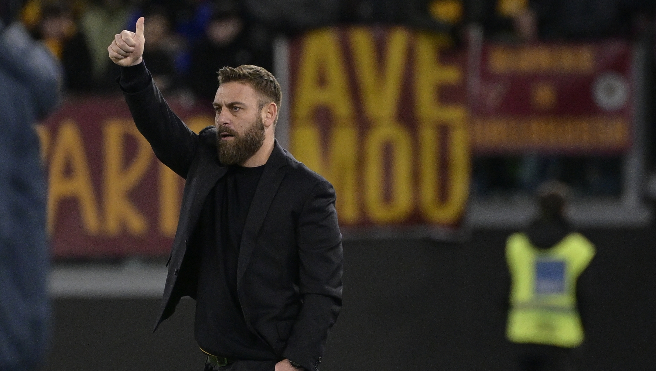 Foto Fabrizio Corradetti/LaPresse 20 Gennaio 2024 Roma, Italia - AS Roma vs Hellas Verona - Campionato italiano di calcio Serie A TIM 2023/2024 - Stadio Olimpico. Nella foto: Daniele De Rossi coach of AS Roma;   Januaryr 20, 2024 Rome, Italy - AS Roma vs Hellas Verona - Italian Serie A Football Championship 2023/2024 - Olympic Stadium. In the photo: Daniele De Rossi coach of AS Roma;