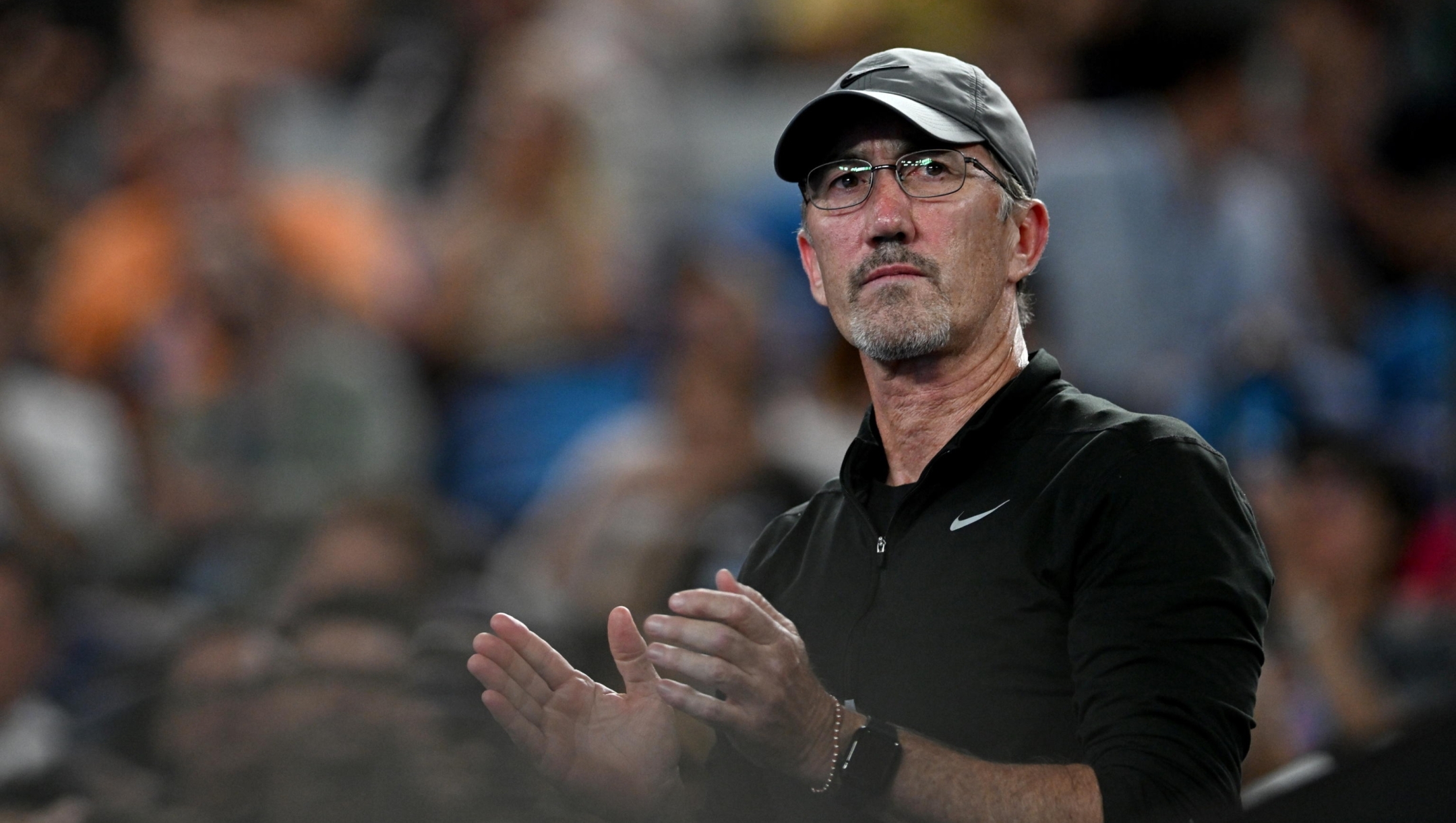 epa11098870 Darren Cahill, coach of Jannik Sinner, watches the quarter final match between Jannik Sinner of Italy and Andrey Rublev of Russia at the 2024 Australian Open in Melbourne, Australia, 23 January 2024.  EPA/LUKAS COCH AUSTRALIA AND NEW ZEALAND OUT