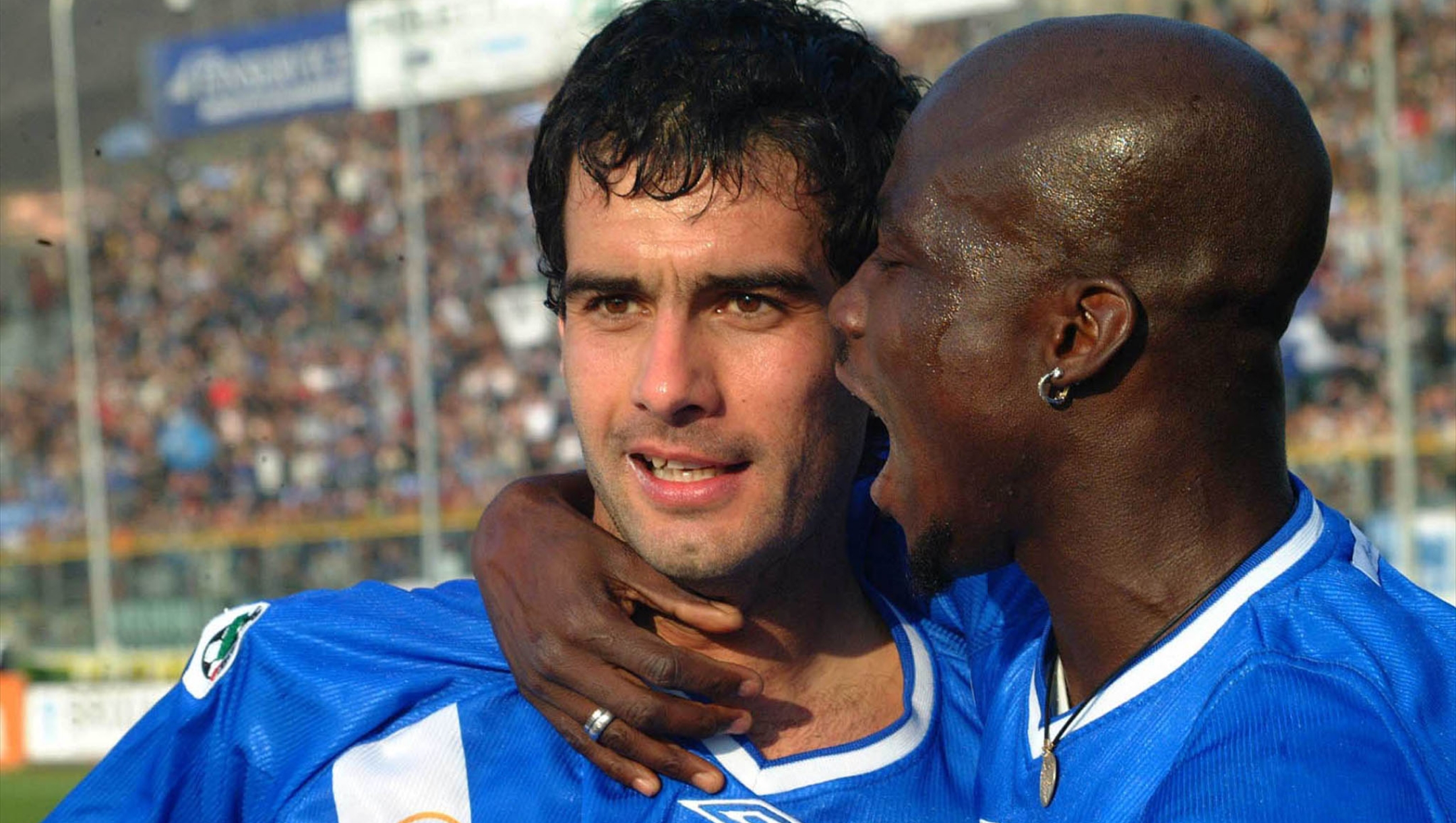 20030316 - BRESCIA - SPR - CALCIO: BRESCIA - TORINO .  Appiah(d) si congratula con Guardiola dopo il suo gol realizzato su rigore . Il Brescia ha battuto il Torino per 1-0.   ANSA - ALABISO - ji