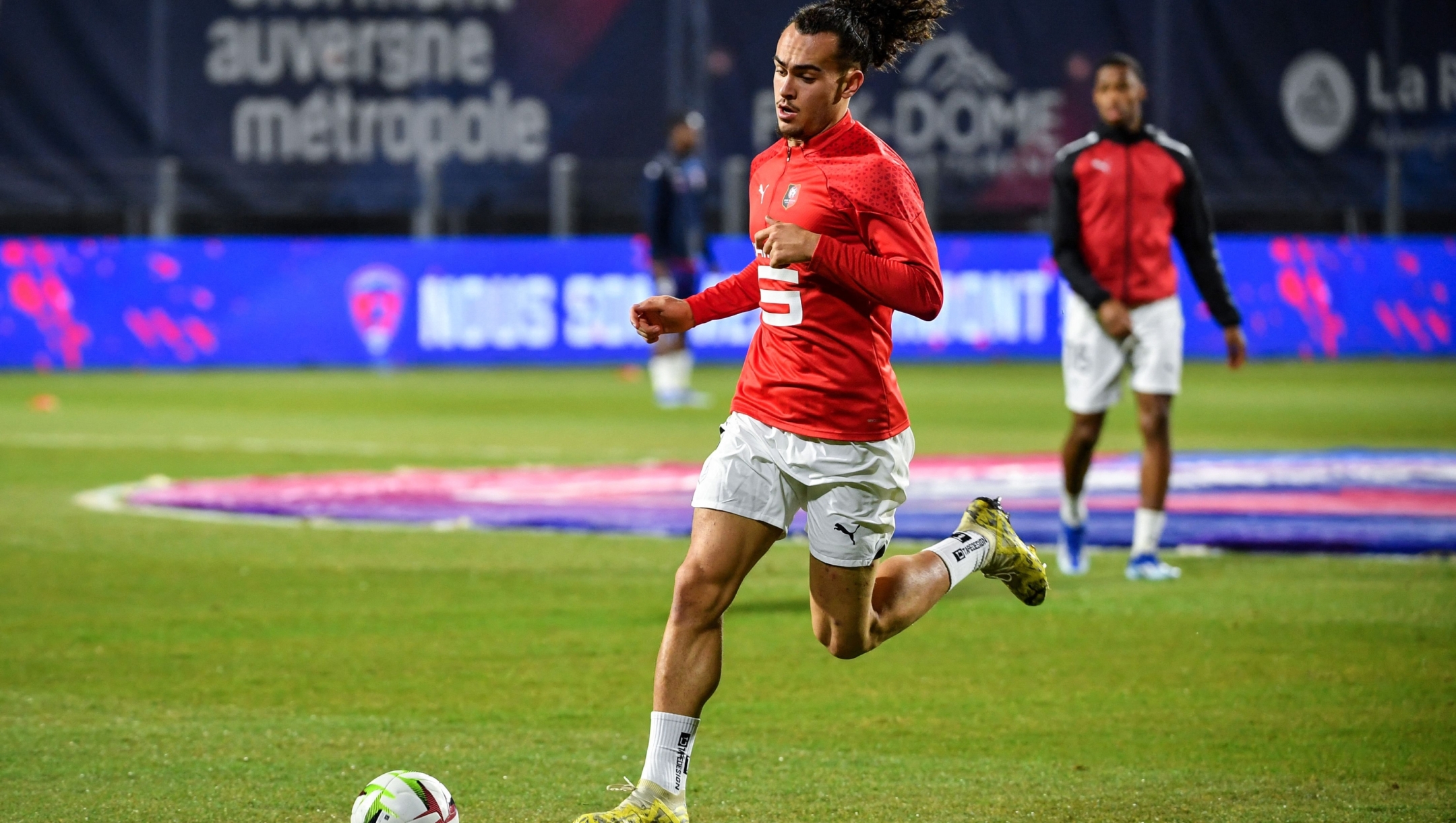 Rennes' Belgian defender #05 Arthur Theate takes part in a warm up session ahead of the French L1 football match between Clermont Foot 63 and Stade Rennais FC (Rennes) at the Stade Gabriel Montpied in Clermont-Ferrand, central France on December 20, 2023. (Photo by ARNAUD FINISTRE / AFP)