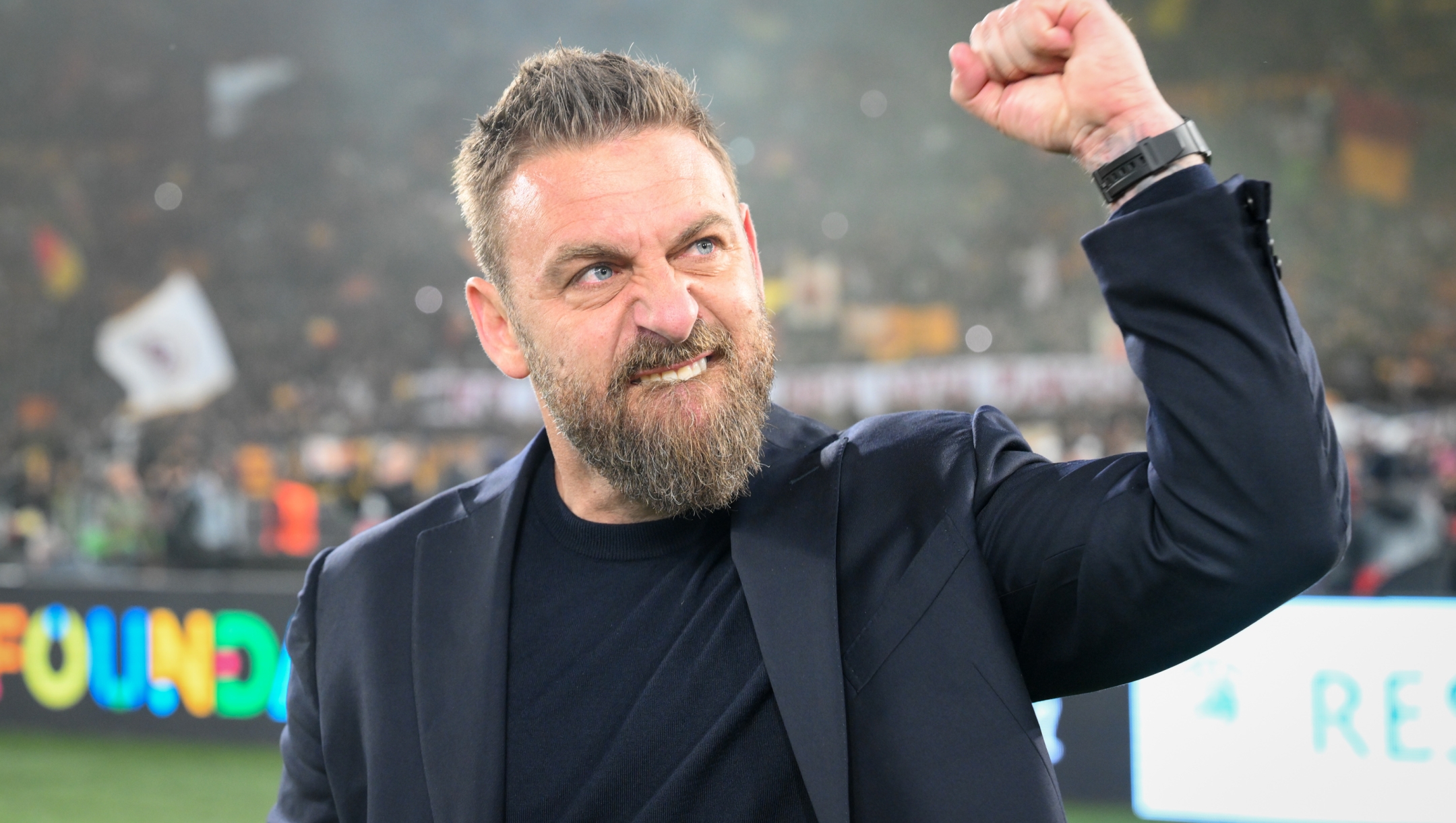 ROME, ITALY - FEBRUARY 22: AS Roma coach Daniele De Rossi celebrates the victory after the UEFA Europa League 2023/24 knockout round play-offs second leg match between AS Roma and Feyenoord at Stadio Olimpico on February 22, 2024 in Rome, Italy. (Photo by Fabio Rossi/AS Roma via Getty Images)