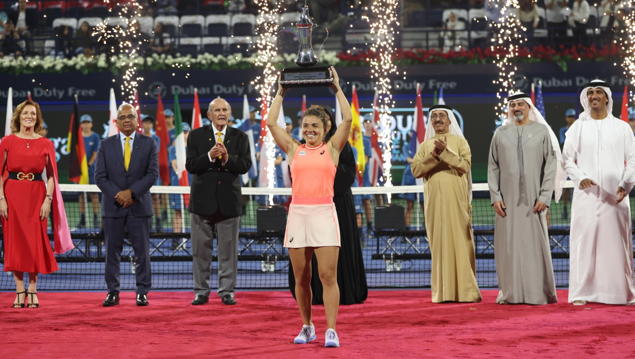 epa11178820 Jasmine Paolini of Italy celebrates with the trophy after winning the final match at the Dubai Duty Free Tennis WTA Championships 2024 in Dubai, United Arab Emirates, 24 February 2024.  EPA/ALI HAIDER