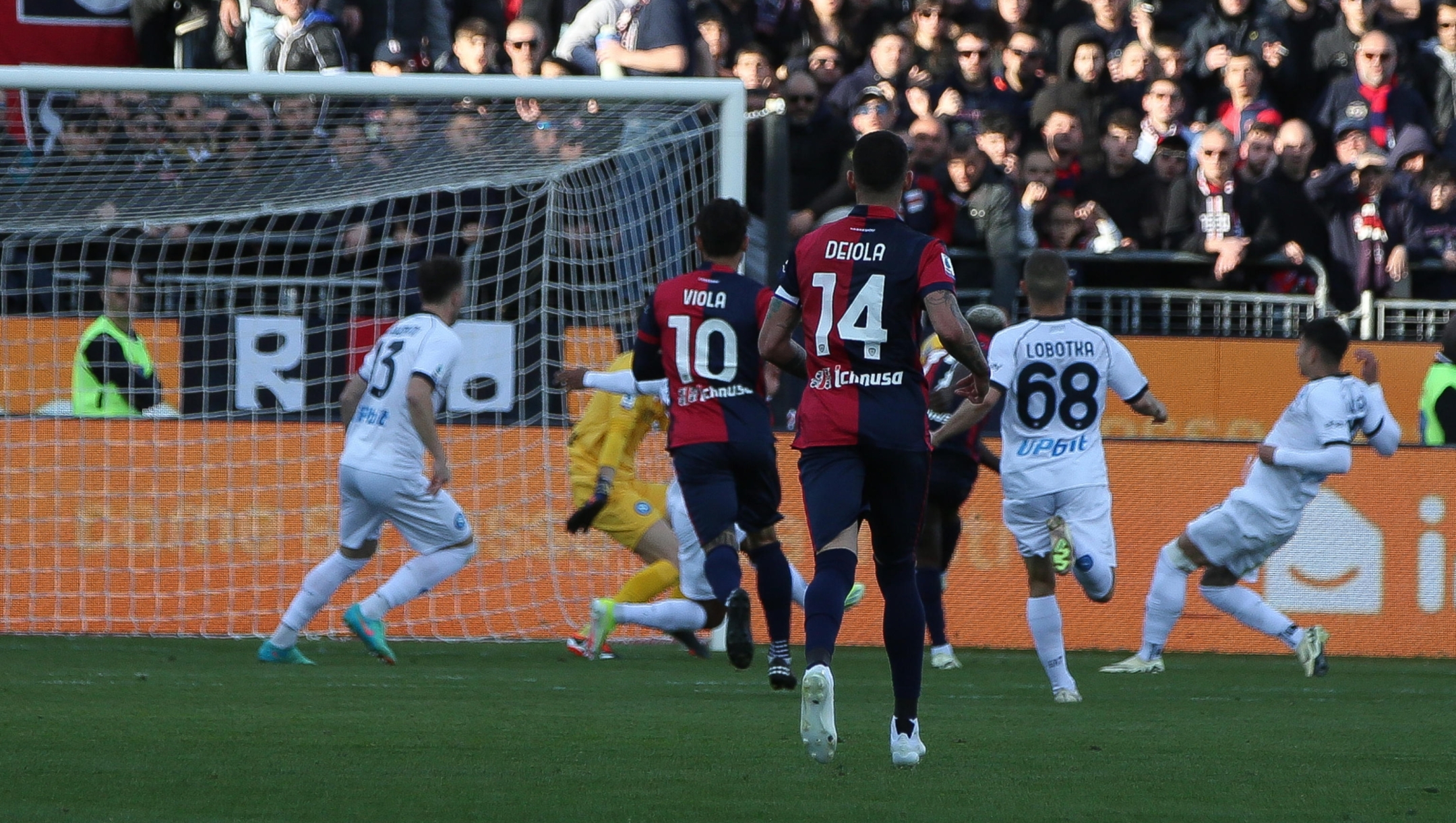 Cagliari's Zito Luumbo scores the goal 1-1 during the Italian Serie A soccer match Cagliari calcio vs SS Napoli at the Unipol domus in Cagliari, Italy, 25 February 2024.  ANSA/FABIO MURRU