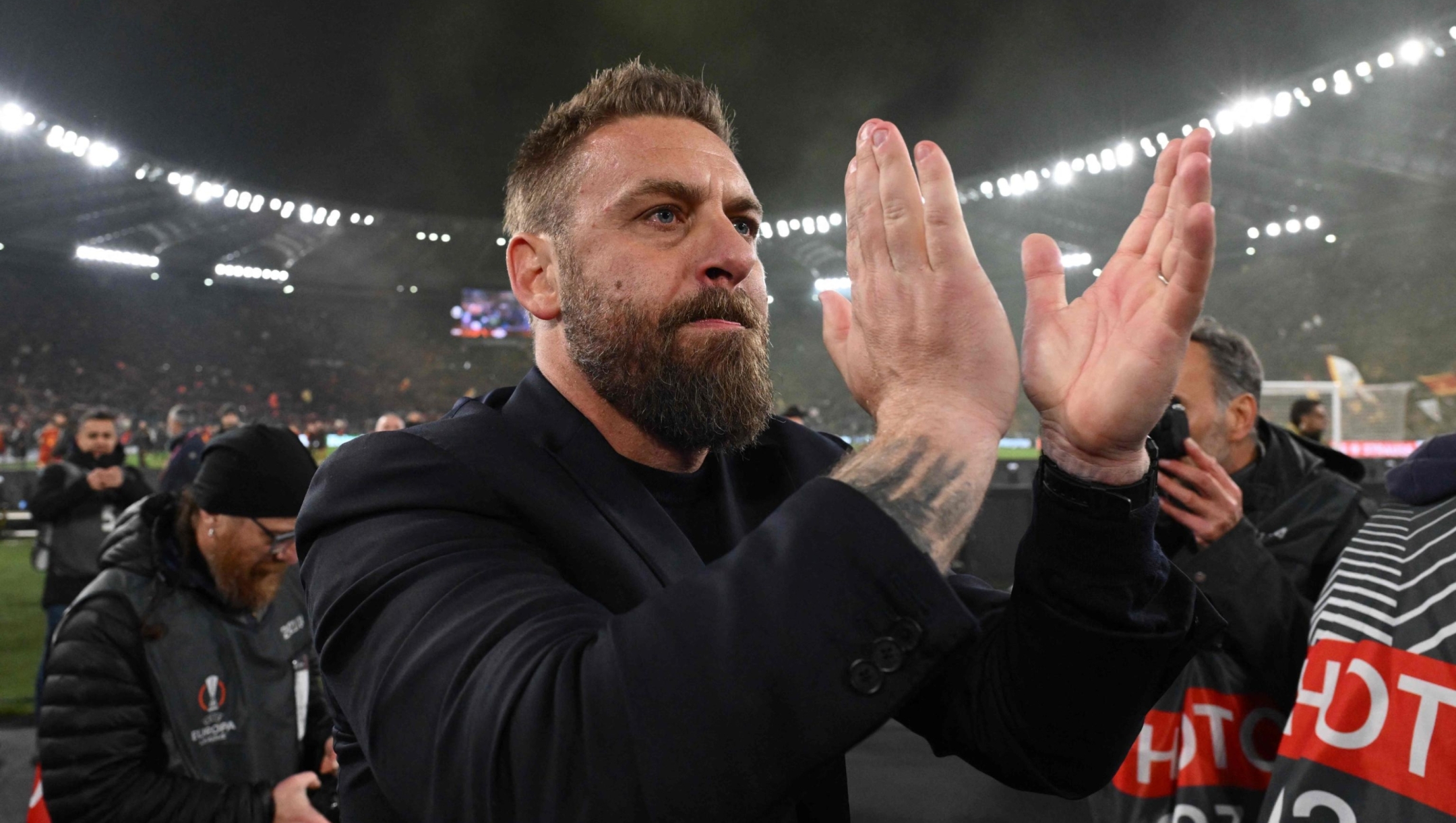 Roma's Italian coach Daniele De Rossi celebrates after winning the UEFA Europa League round of 16 play-off football match between AS Roma and Feyenoord at the Olympic stadium in Rome on February 22, 2024. (Photo by Alberto PIZZOLI / AFP)