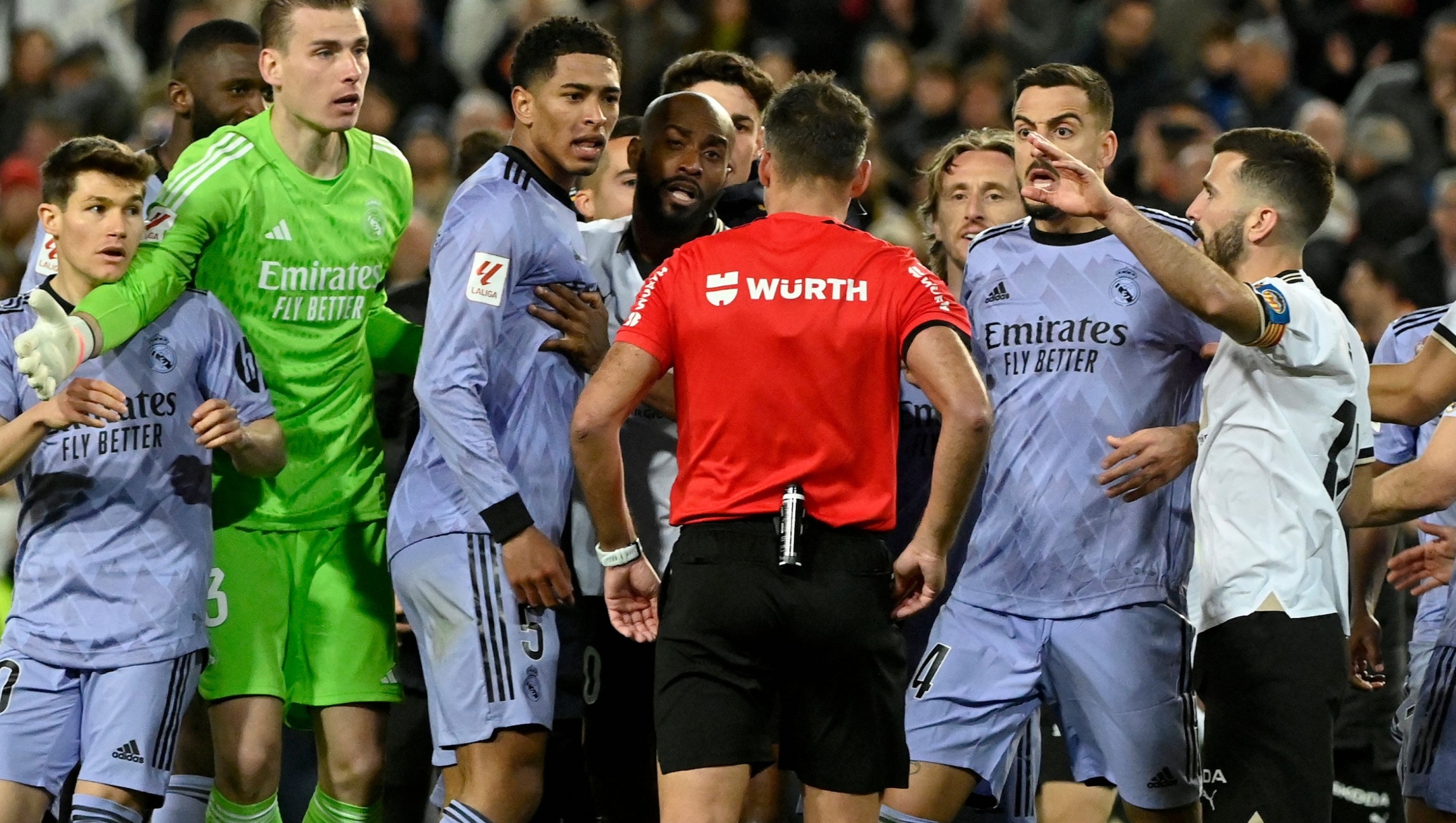 TOPSHOT - Spanish referee Jesus Gil Manzano (back) talks with Real Madrid's players during the Spanish league football match between Valencia CF and Real Madrid at the Mestalla stadium in Valencia on March 2, 2024 (Photo by JOSE JORDAN / AFP)