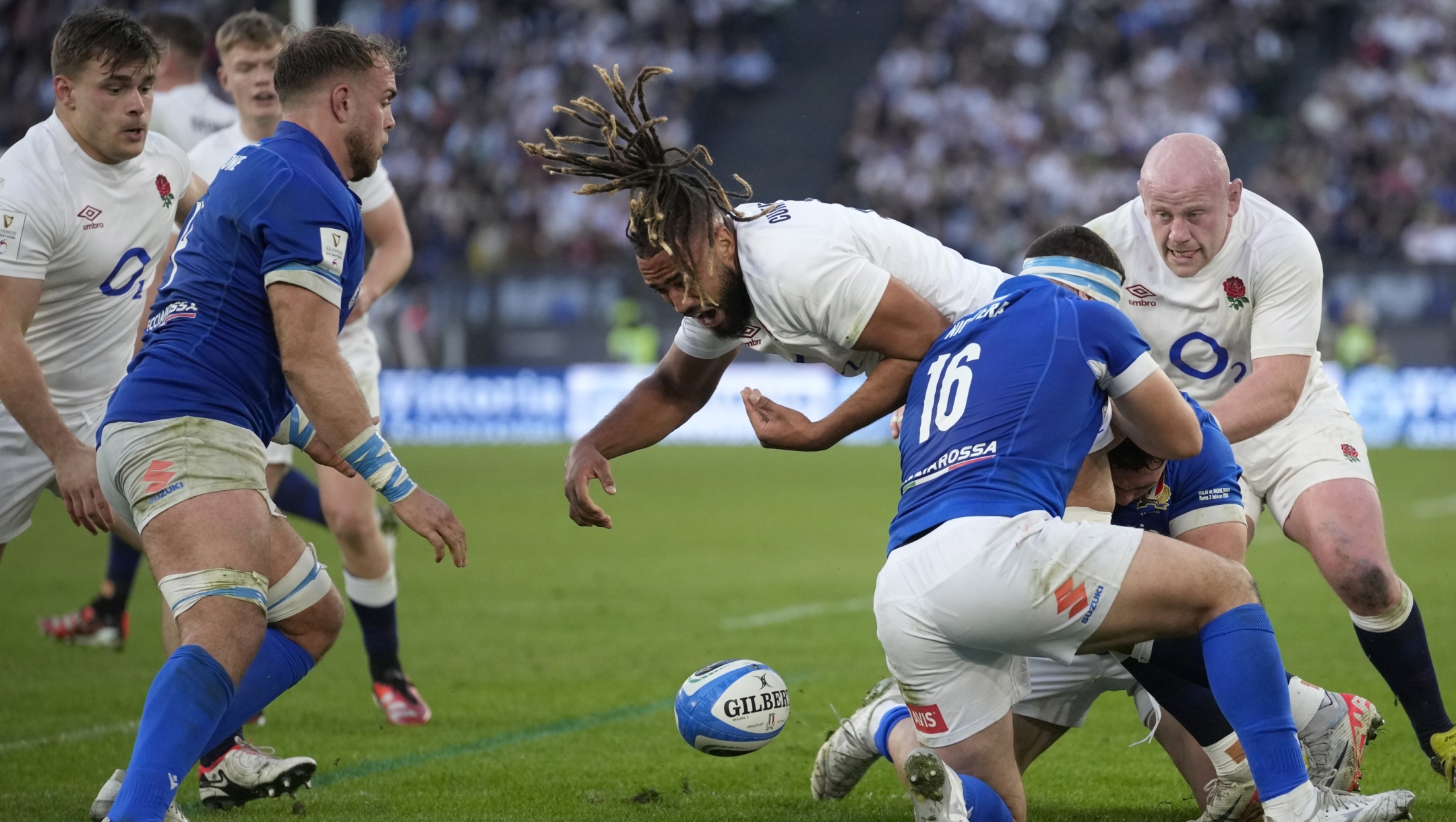 England's Chandler Cunningham-South, center, loses the ball as he is tackled by Italy's Giacomo Nicotera during the Six Nations rugby union match between Italy and England at Rome's Olympic Stadium, Saturday, Feb. 3, 2024. (AP Photo/Andrew Medichini)