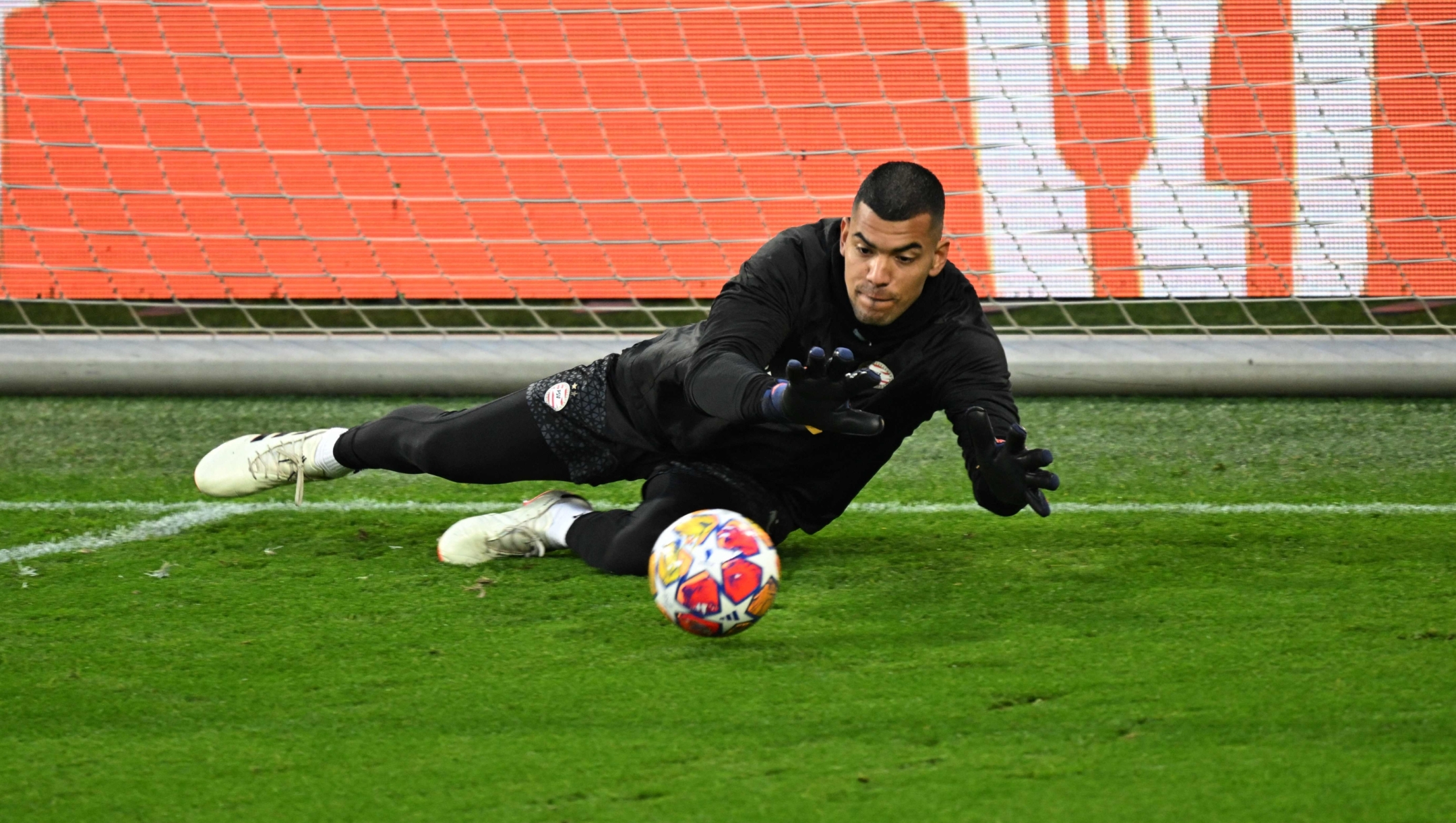 PSV Eindhoven's Argentine goalkeeper #01 Walter Benitez makes a save during a training session on the eve of their UEFA Champions League last 16 second leg football match against Borussia Dortmund at the Signal Iduna stadium in Dortmund, western Germany on March 12, 2024. (Photo by Ina FASSBENDER / AFP)