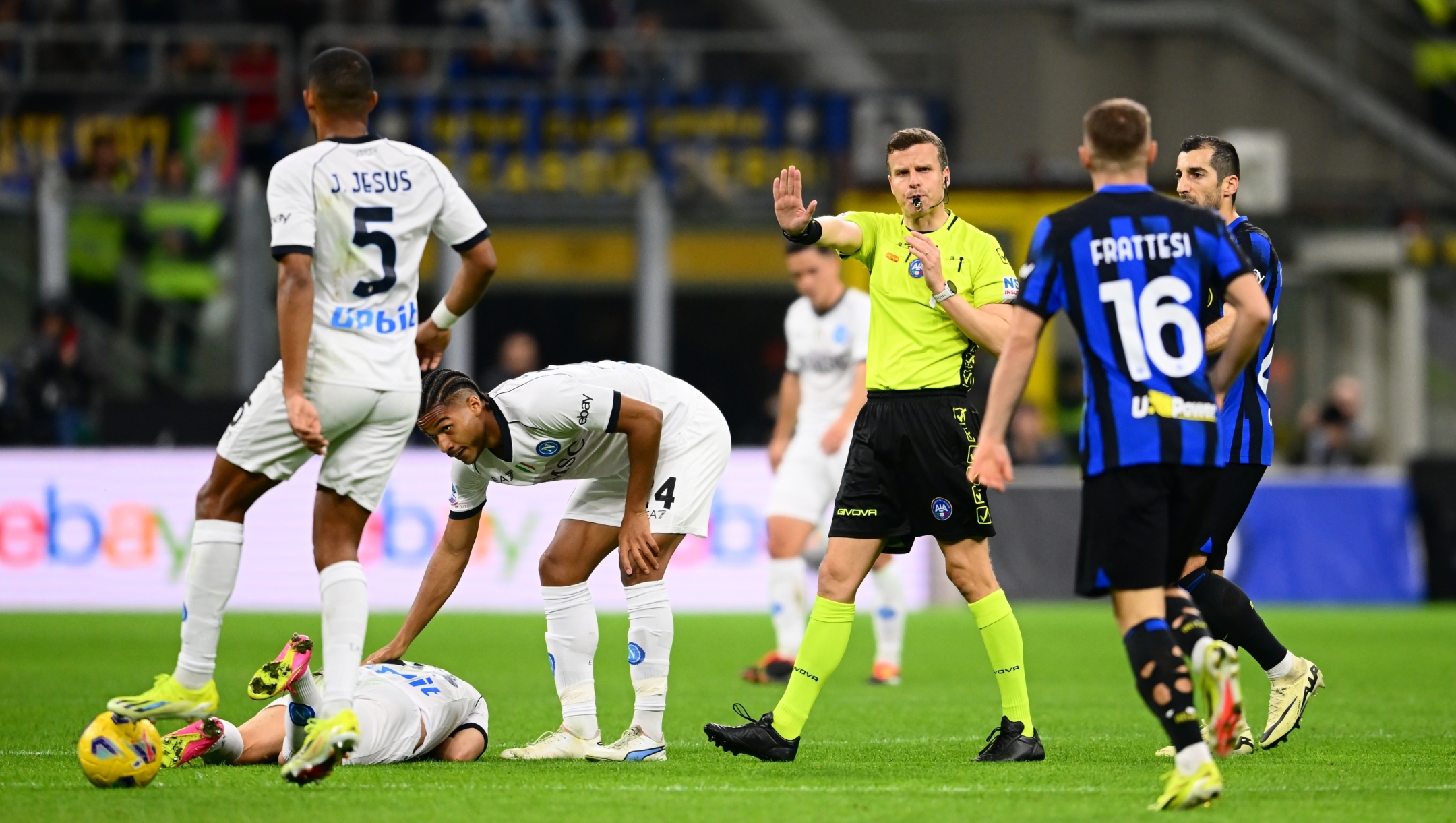 MILAN, ITALY - MARCH 17:  Referee Federico La Penna reacts during the Serie A TIM match between FC Internazionale and SSC Napoli at Stadio Giuseppe Meazza on March 17, 2024 in Milan, Italy. (Photo by Mattia Pistoia - Inter/Inter via Getty Images)