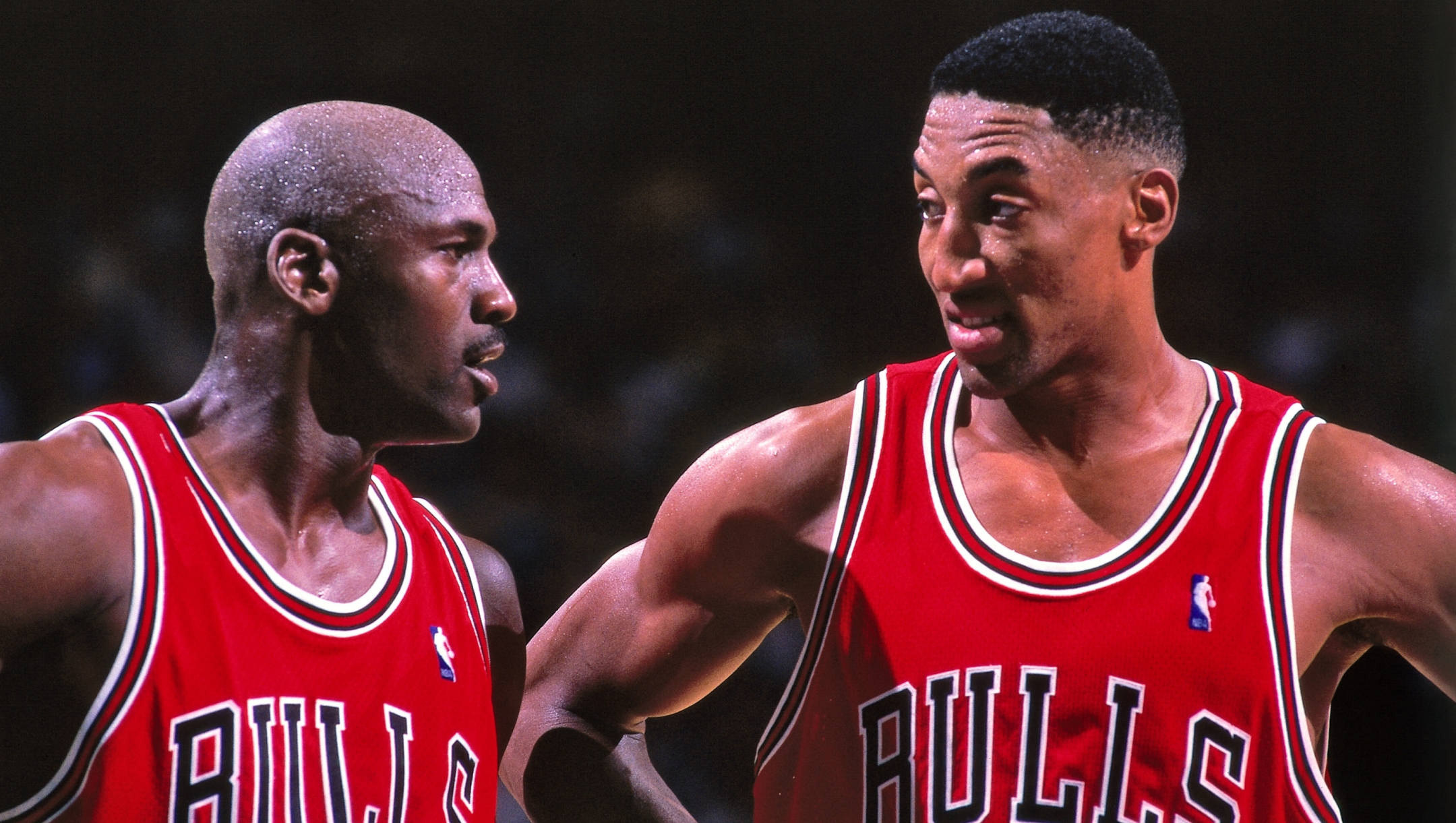 CHARLOTTE, NC - MAY 8: Michael Jordan #23 and Scottie Pippen #33 of the Chicago Bulls huddle together against the Charlotte Hornets on May 8, 1998 at Charlotte Coliseum in Charlotte, North Carolina. NOTE TO USER: User expressly acknowledges and agrees that, by downloading and or using this photograph, User is consenting to the terms and conditions of the Getty Images License Agreement. Mandatory Copyright Notice: Copyright 1998 NBAE   Kent Smith/NBAE via Getty Images/AFP (Photo by Kent Smith / NBAE / Getty Images / Getty Images via AFP)