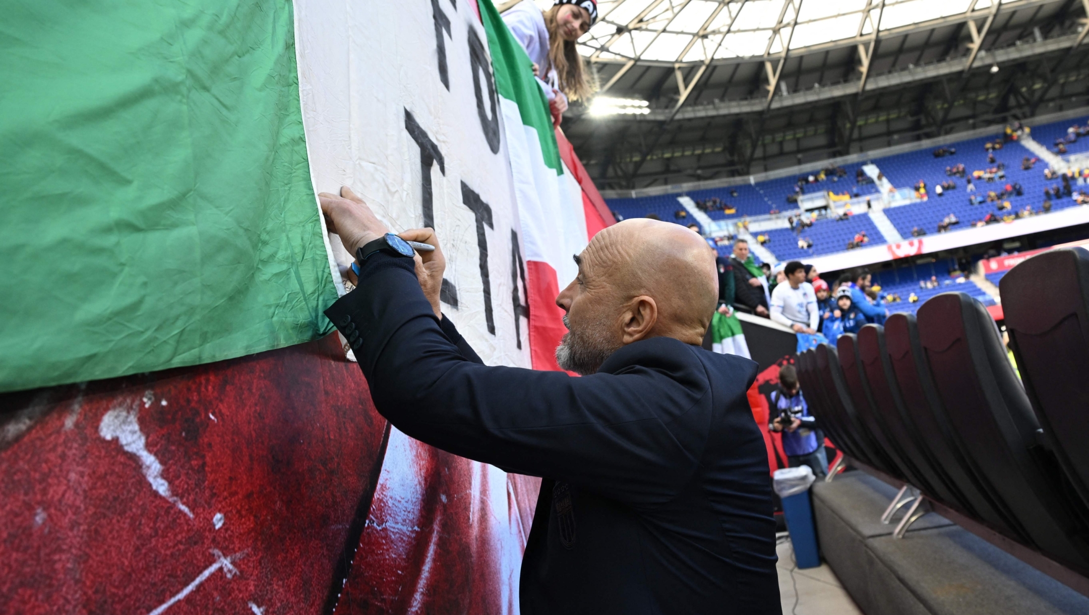 HARRISON, NEW JERSEY - MARCH 24: Head of Italy Luciano Spalletti signs autographs prior to the International Friendly match between Ecuador and Italy at Red Bull Arena on March 24, 2024 in Harrison, New Jersey.   Claudio Villa/Getty Images/AFP (Photo by CLAUDIO VILLA / GETTY IMAGES NORTH AMERICA / Getty Images via AFP)