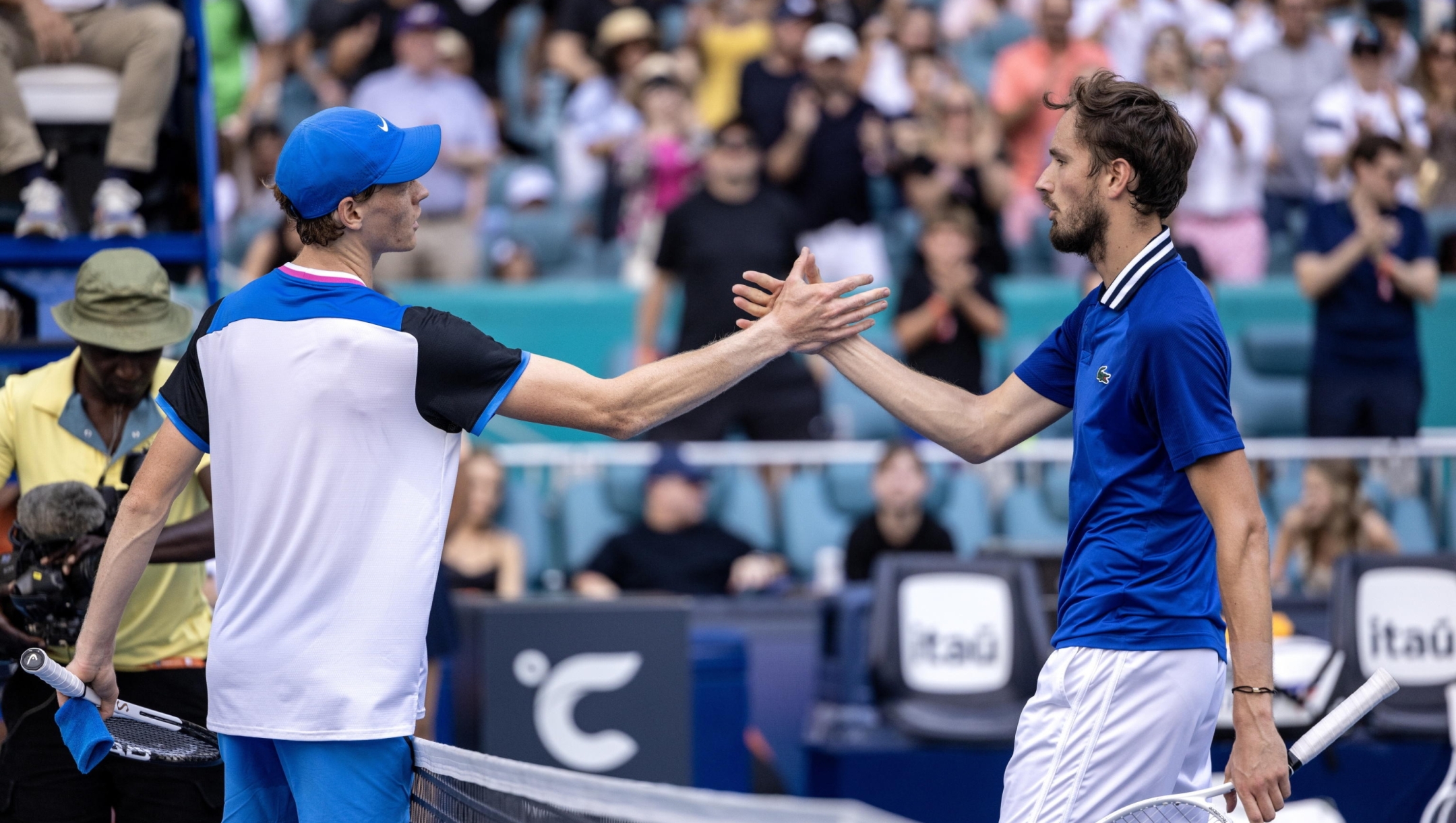 epa11250332 Jannik Sinner of Italy (L) shakes hands with Daniil Medvedev of Russia after he win the semifinals of the 2024 Miami Open tennis tournament at the Hard Rock Stadium in Miami, Florida, USA, 29 March 2024.  EPA/CRISTOBAL HERRERA-ULASHKEVICH