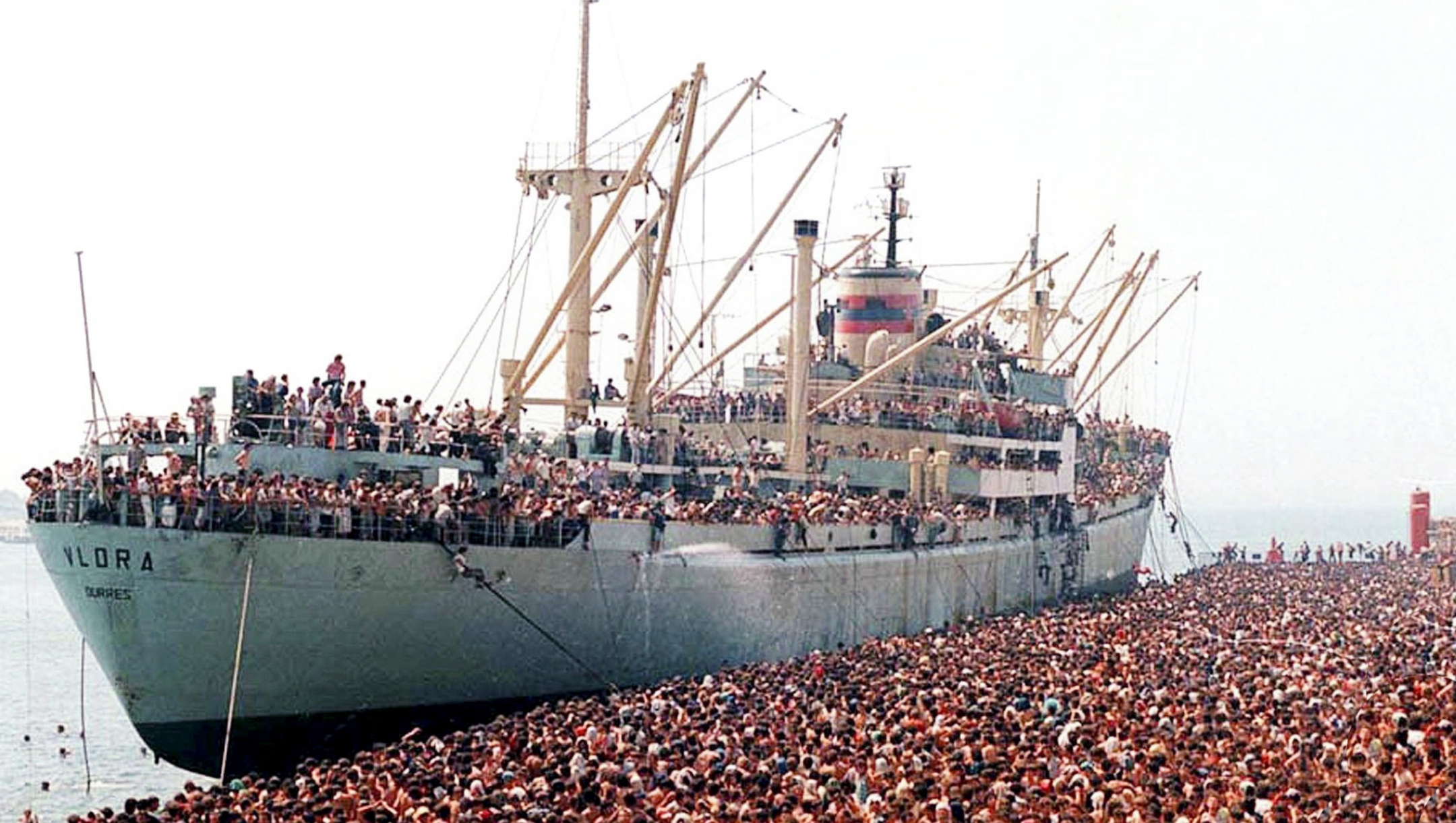  DAL KOSOVO PREMIO A TURI, FOTOGRAFO DELL' ESODO.    "Grande esodo della popolazione albanese" e' il titolo dell' immagine scattata dal fotografo pugliese Luca Turi l' 8 agosto 1991, che ritrae lo storico sbarco a Bari di circa 20.000 profughi dalla motonave albanese "Vlora".  Alla foto, un' immagine drammatica diventata uno dei simboli della tragedia dell' immigrazione clandestina in Italia, e' andato il premio della seconda mostra fotografica internazionale di Pristina, in Kosovo. Il riconoscimento e' stato conseganto a Turi dal primo ministro kosovaro Bayram Rexheri. La rassegna di Pristina rimarra' aperta fino al 30 settembre con le immagini di circa 60 fotoreporter di diversi paesi.     LUCA TURI / ANSA / PAL