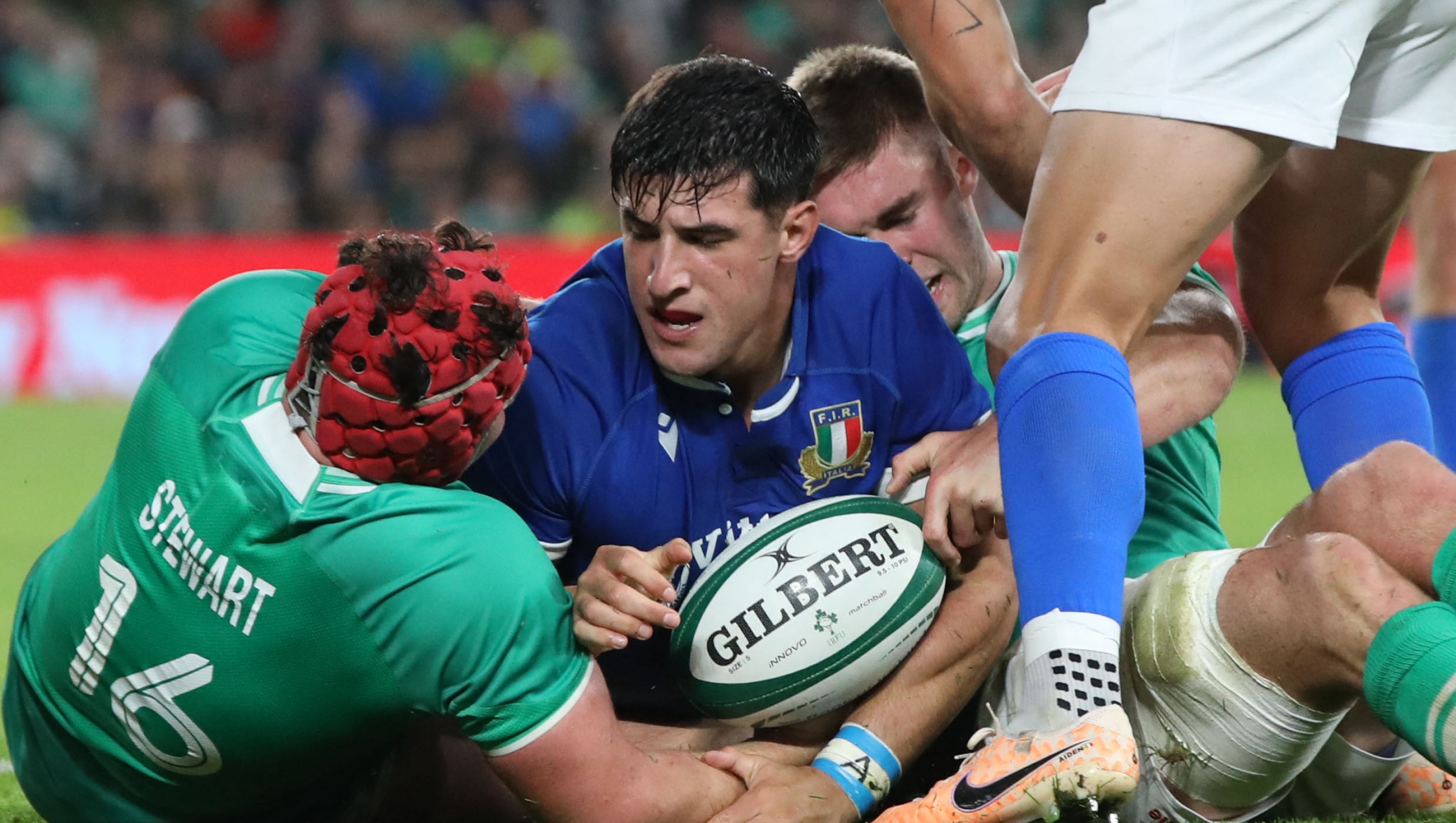 Italy's centre Tommaso Menoncello scores the team's second try during the pre-World Cup Rugby Union friendly match between Ireland and Italy at the Aviva Stadium in Dublin, on August 5, 2023. (Photo by PAUL FAITH / AFP)