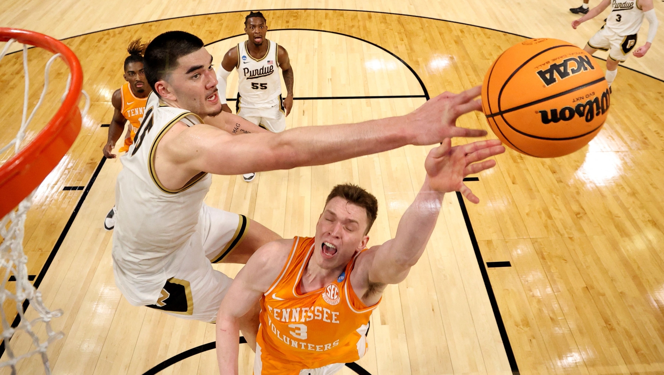 DETROIT, MICHIGAN - MARCH 31: Zach Edey #15 of the Purdue Boilermakers blocks a shot by Dalton Knecht #3 of the Tennessee Volunteers during the second half in the Elite 8 round of the NCAA Men's Basketball Tournament at Little Caesars Arena on March 31, 2024 in Detroit, Michigan.   Gregory Shamus/Getty Images/AFP (Photo by Gregory Shamus / GETTY IMAGES NORTH AMERICA / Getty Images via AFP)