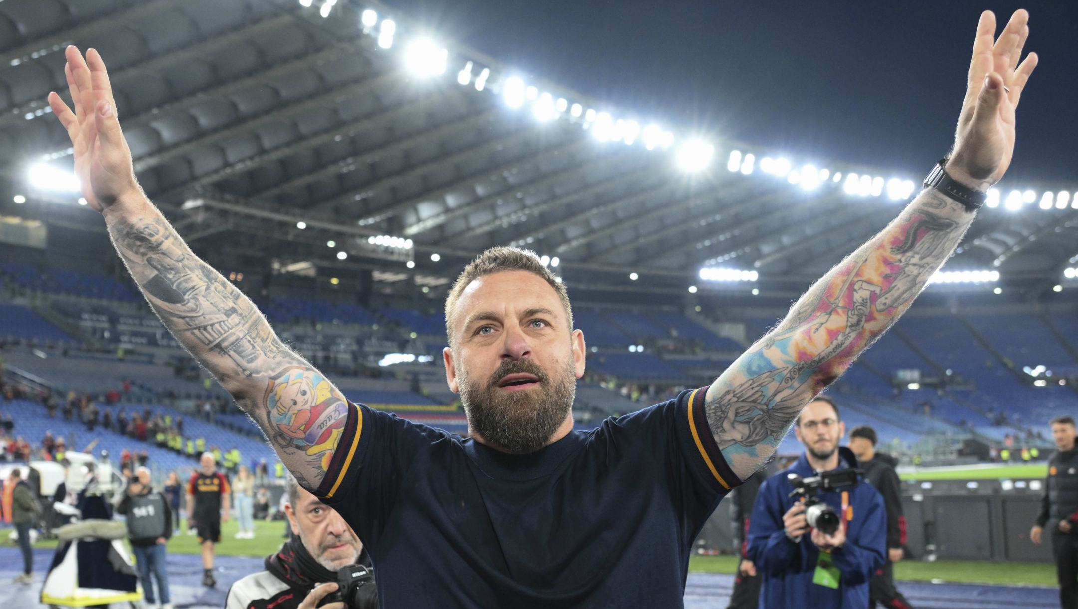 ROME, ITALY - APRIL 06: AS Roma coach Daniele De Rossi celebrates after the Serie A TIM match between AS Roma and SS Lazio - Serie A TIM  at Stadio Olimpico on April 06, 2024 in Rome, Italy. (Photo by Luciano Rossi/AS Roma via Getty Images) (Photo by Luciano Rossi/AS Roma via Getty Images)