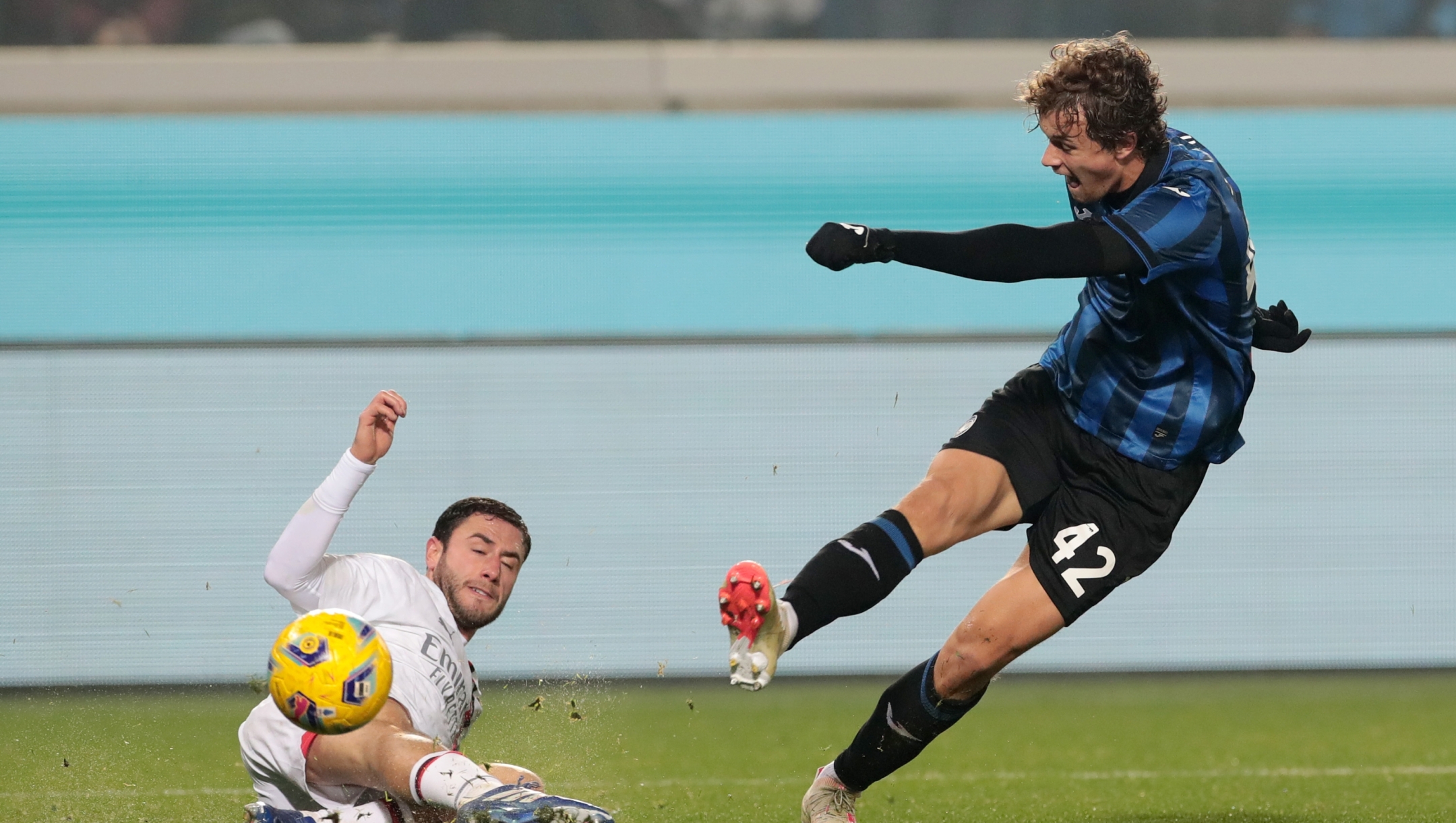 BERGAMO, ITALY - DECEMBER 09: Giorgio Scalvini of Atalanta BC shoots whilst under pressure from Davide Calabria of AC Milan during the Serie A TIM match between Atalanta BC and AC Milan at Gewiss Stadium on December 09, 2023 in Bergamo, Italy. (Photo by Emilio Andreoli/Getty Images)