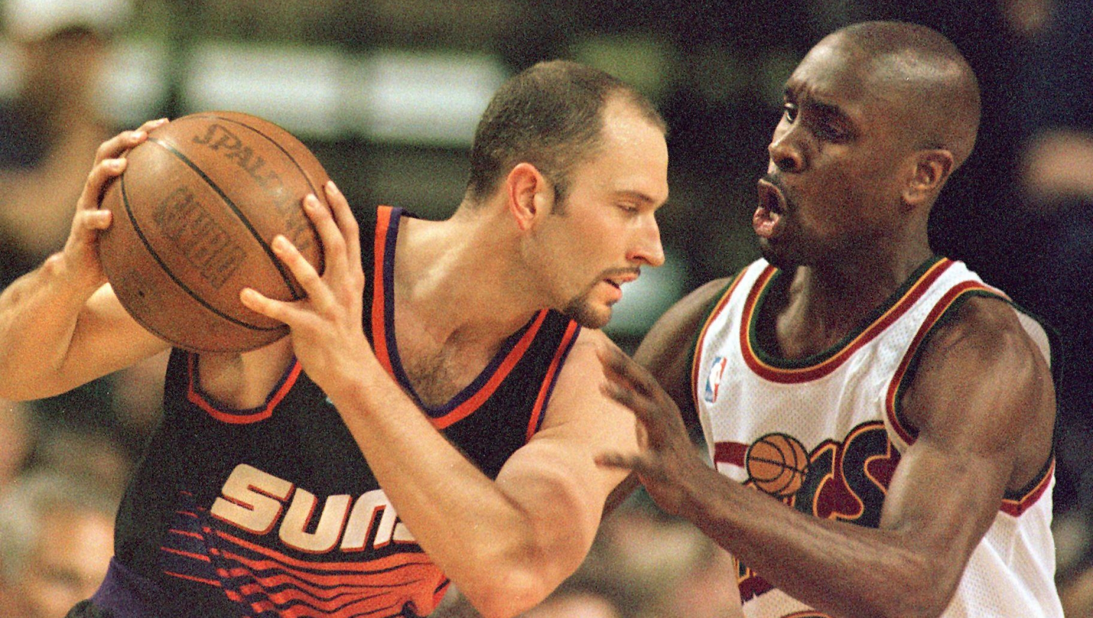 Seattle Supersonic Gary Payton (R) keeps Phoenix Sun Rex Chapman in check during first quarter action of their game in Seattle on 06 April.  AFP PHOTO/DAN LEVINE (Photo by DAN LEVINE / AFP)