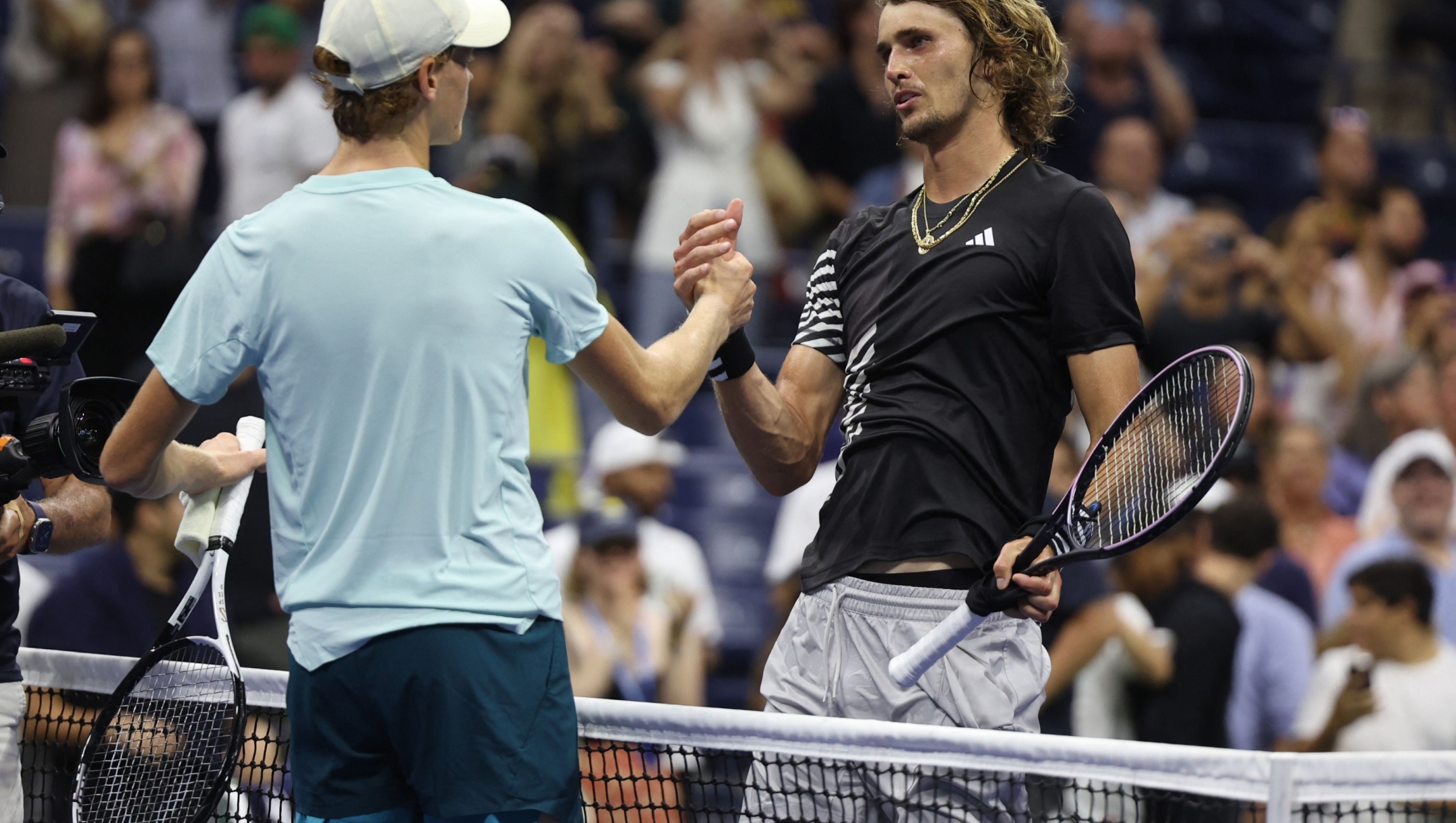 NEW YORK, NEW YORK - SEPTEMBER 04: Alexander Zverev of Germany embraces Jannik Sinner of Italy following their Men's Singles Fourth Round match on Day Eight of the 2023 US Open at the USTA Billie Jean King National Tennis Center on September 04, 2023 in the Flushing neighborhood of the Queens borough of New York City.   Al Bello/Getty Images/AFP (Photo by AL BELLO / GETTY IMAGES NORTH AMERICA / Getty Images via AFP)