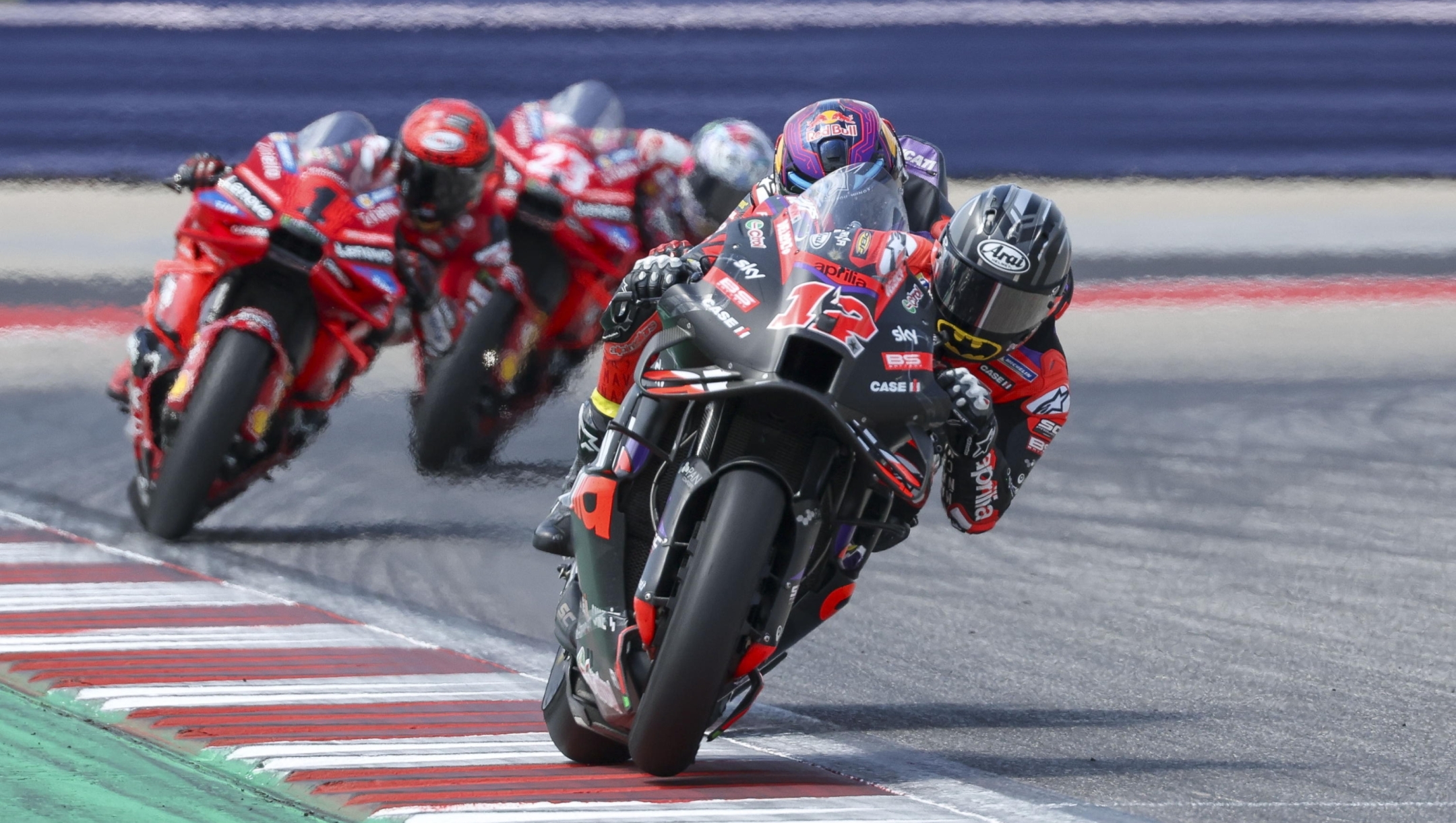 epa11279129 Spanish rider Maverick Vinales of the Aprilia Racing Team (Front) in action during  the MotoGP race for the Motorcycling Grand Prix of The Americas at the Circuit of The Americas in Austin, Texas, USA, 14 April 2024.  EPA/ADAM DAVIS