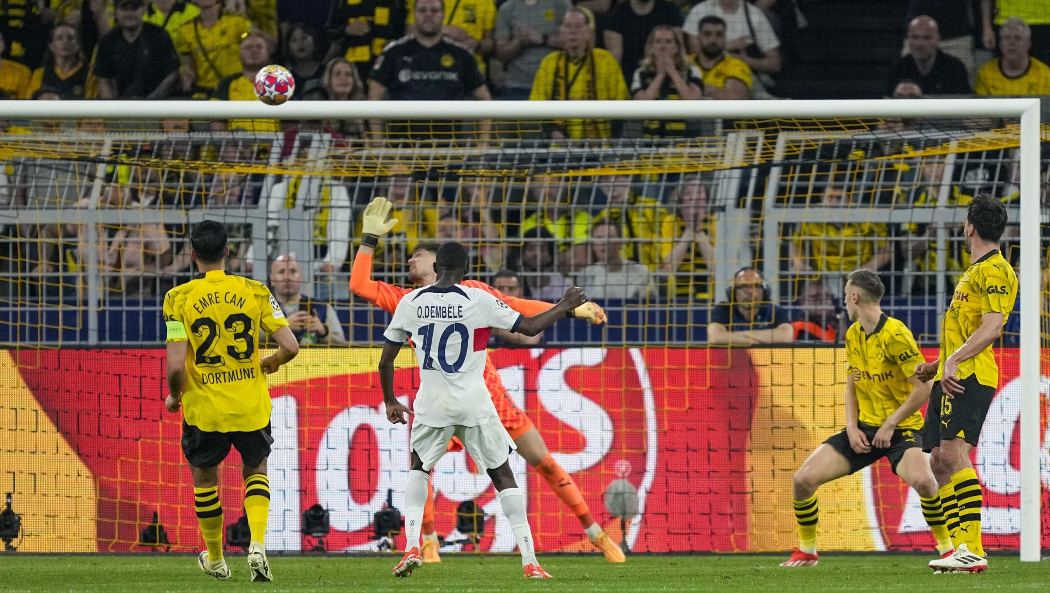 PSG's Ousmane Dembele misses a scoring chance during the Champions League semifinal first leg soccer match between Borussia Dortmund and Paris Saint-Germain at the Signal-Iduna Park in Dortmund, Germany, Wednesday, May 1, 2024. (AP Photo/Martin Meissner)    associated Press / LaPresse Only italy and spain