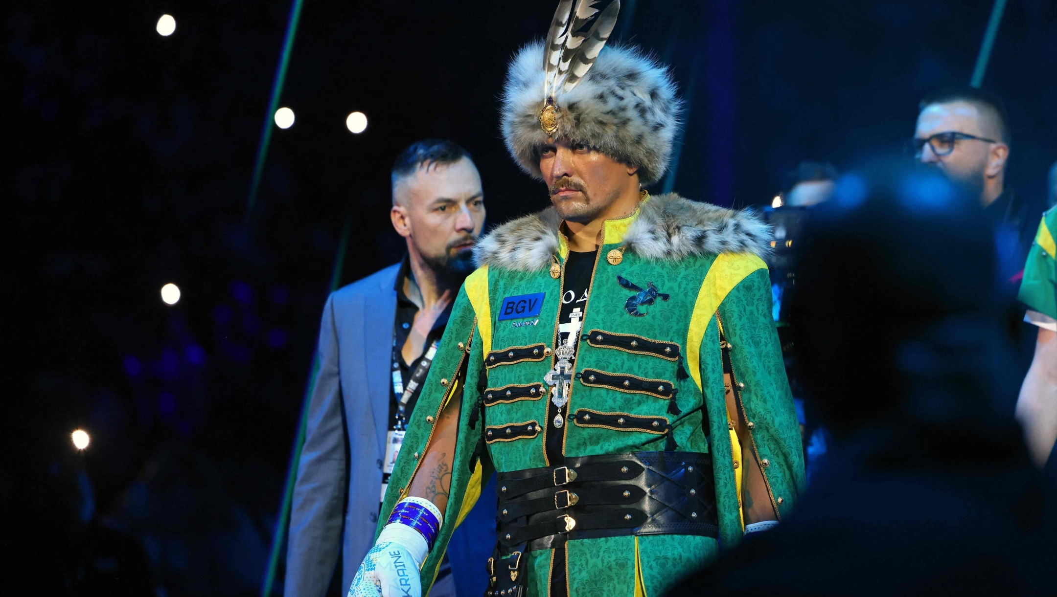Ukraine's Oleksandr Usyk (C) arrives for a heavyweight boxing world championship fight against Britain's Tyson Fury at Kingdom Arena in Riyadh, Saudi Arabia on May 19, 2024. Oleksandr Usyk beat Tyson Fury by split decision to win the world's first undisputed heavyweight championship in 25 years on May 19, 2024, an unprecedented feat in boxing's four-belt era. (Photo by Fayez NURELDINE / AFP)
