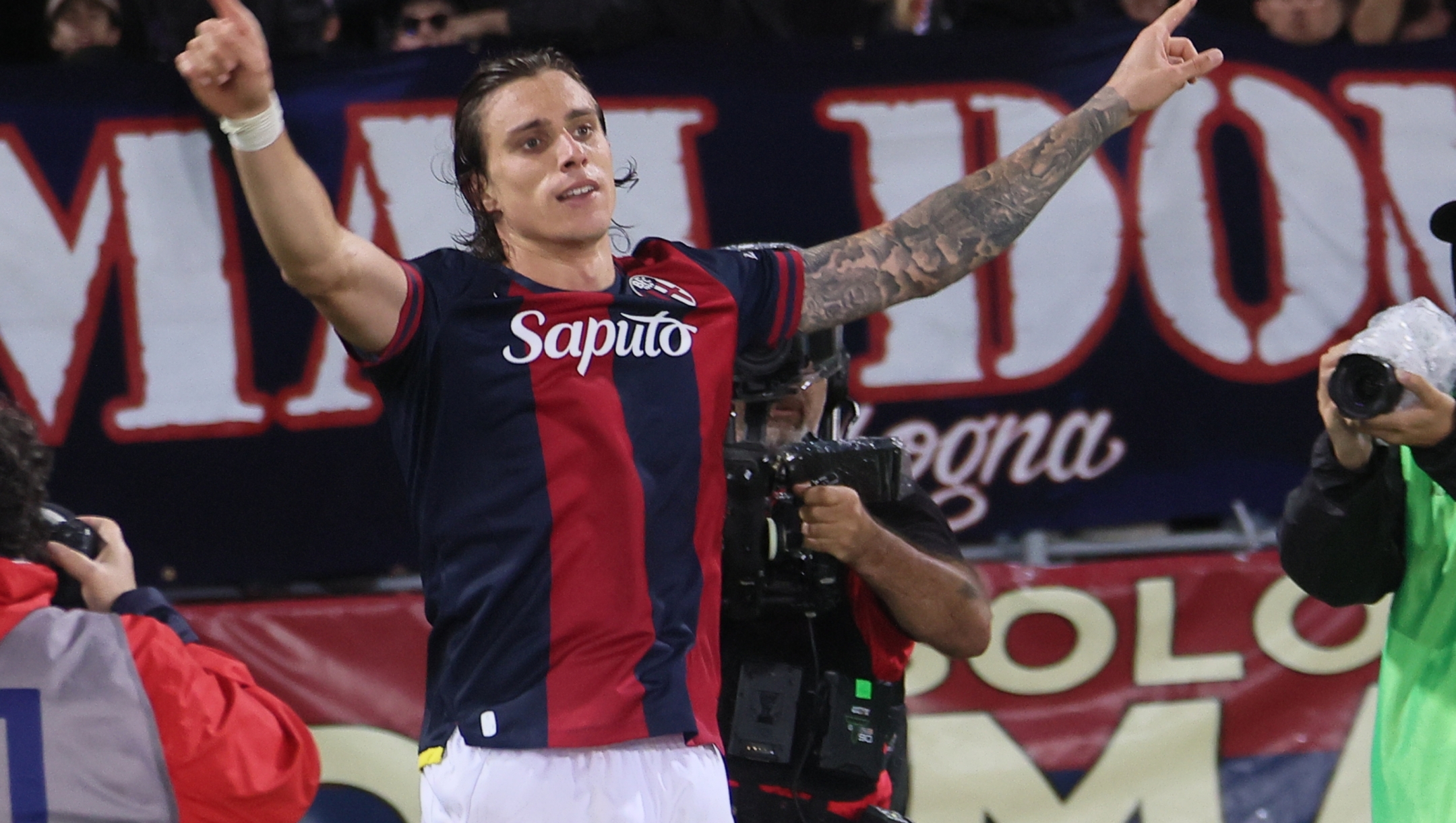 Bologna's Riccardo Calafiori celebrates after scoring the goal 3-0 during the Serie A soccer match between Bologna f.c. and Juventus f.c. at the Dall?Ara Stadium, Bologna, northern Italy - Monday, May 20, 2024. Sport - Soccer - (Photo Michele Nucci - LaPresse)