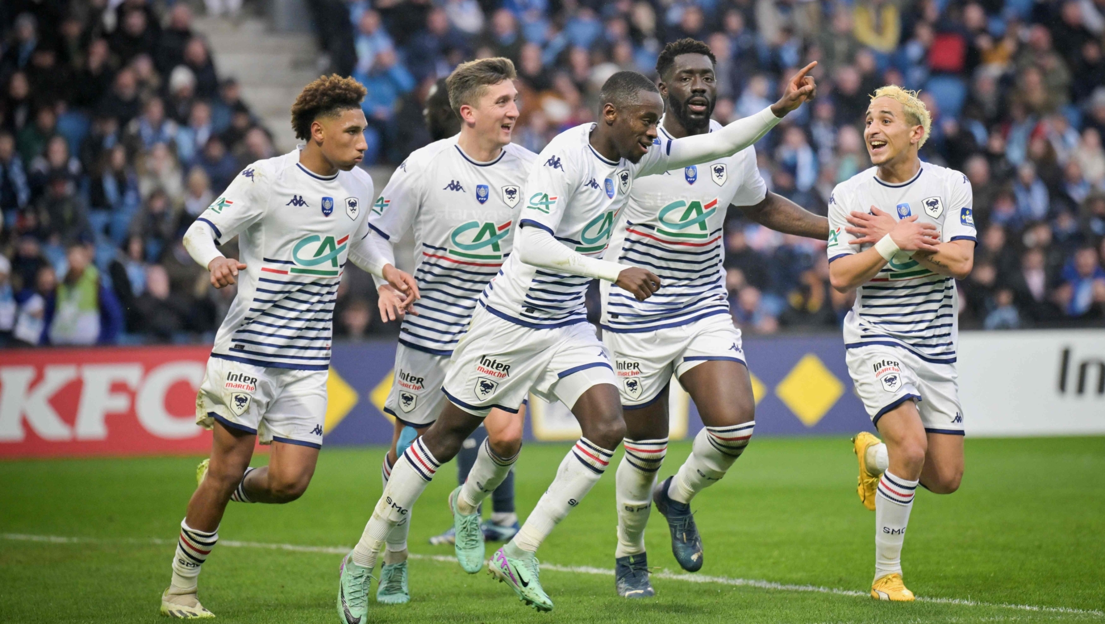 Caen's French forward #07 Godson Kyeremeh (C) celebrates with teammates after scoring Caen's first goal during the French Cup football match between Le Havre AC and Stade Malherbe Caen at the Stade Oceane in Le Havre, northern France, on January 7, 2024. (Photo by Lou Benoist / AFP)