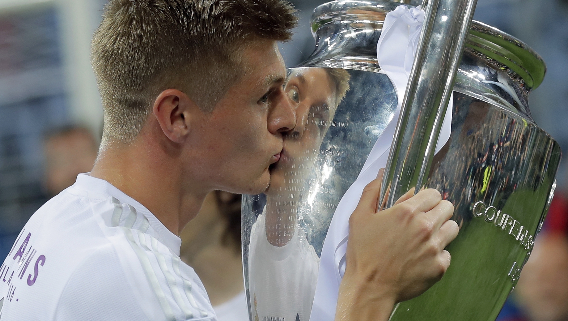 FILE - Real Madrid's Toni Kroos celebrates with the trophy after the Champions League final soccer match between Real Madrid and Atletico Madrid at the San Siro stadium in Milan, Italy, on May 28, 2016. Real Madrid said the 34-year-old German international ?has decided to bring an end to his time as a professional footballer following Euro 2024.? (AP Photo/Manu Fernandez, File)
