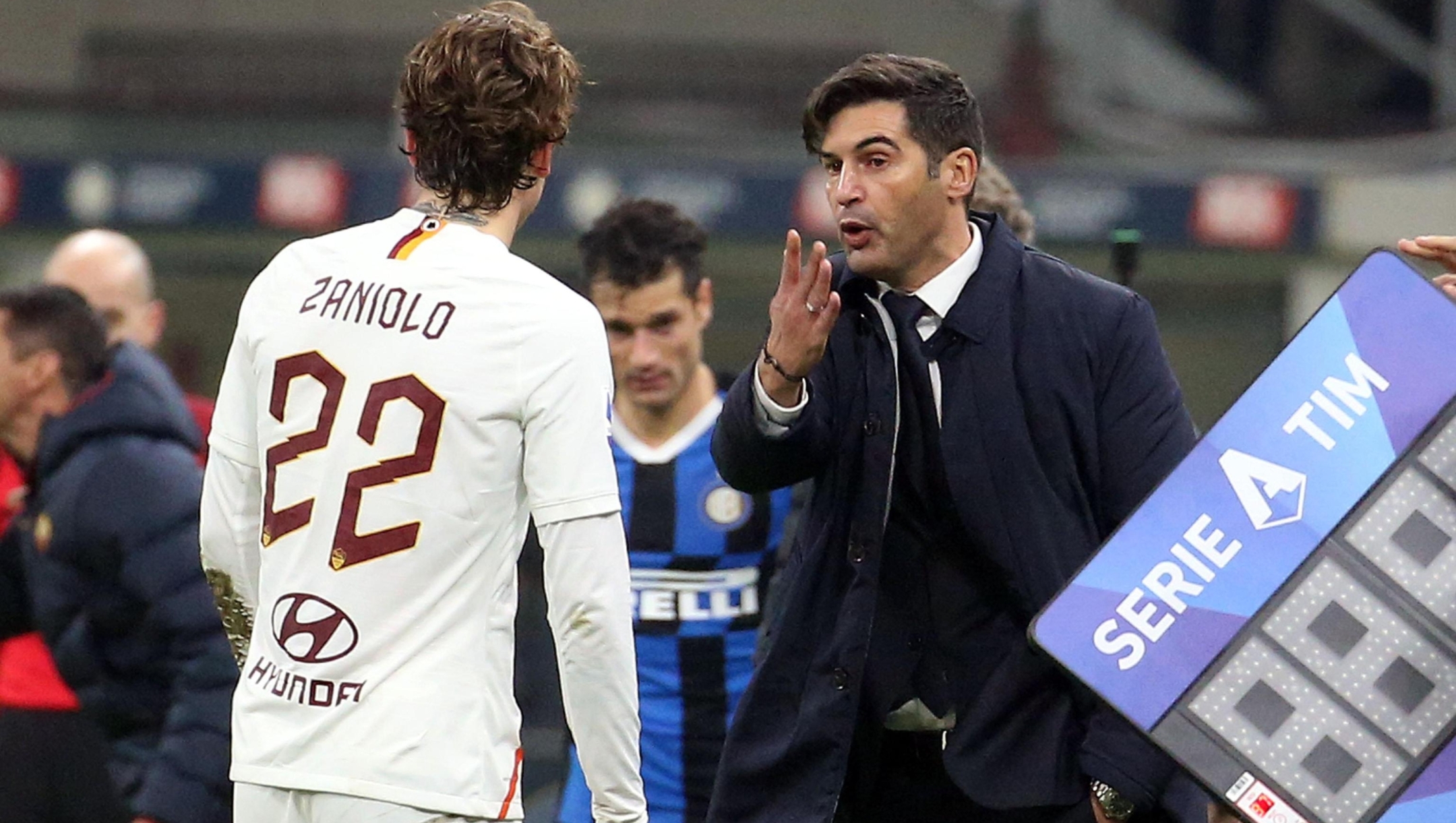 Roma's coach Paulo Fonseca (R) speaks with his midfielder Nicolo Zaniolo during the Italian Serie A soccer match Inter FC vs AS Roma at the Giuseppe Meazza stadium in Milan, Italy, 06 December 2019.
ANSA/MATTEO BAZZI