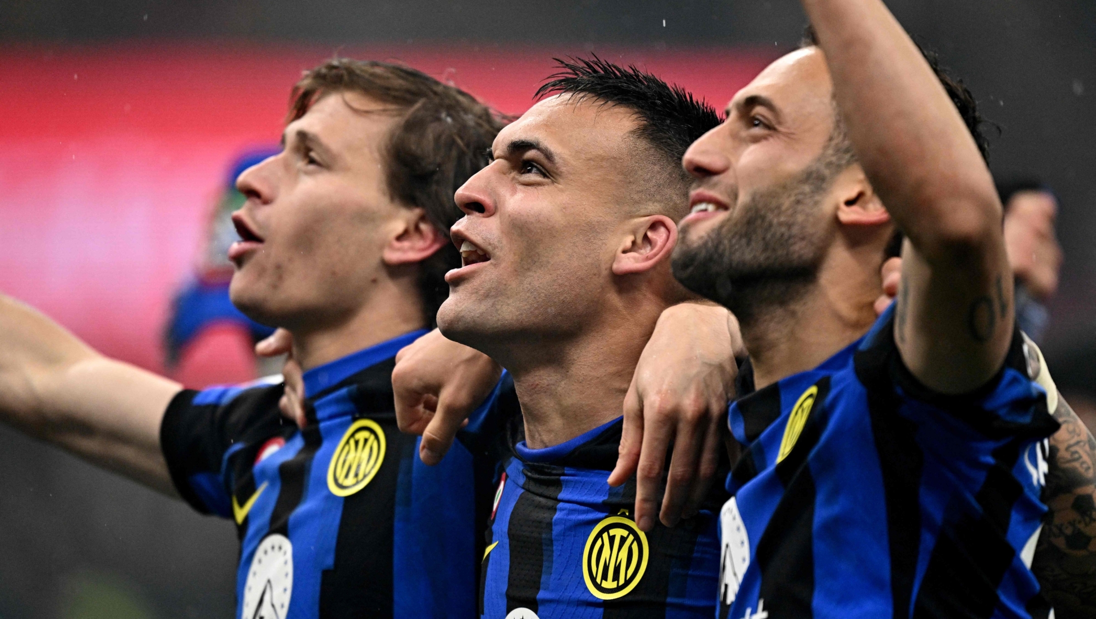 Inter Milan's Argentine forward #10 Lautaro Martinez (C) celebrates with teammates winning the 2024 Scudetto championship title on April 22, 2024, following the Italian Serie A football match between AC Milan and Inter Milan at the San Siro Stadium in Milan. (Photo by GABRIEL BOUYS / AFP)