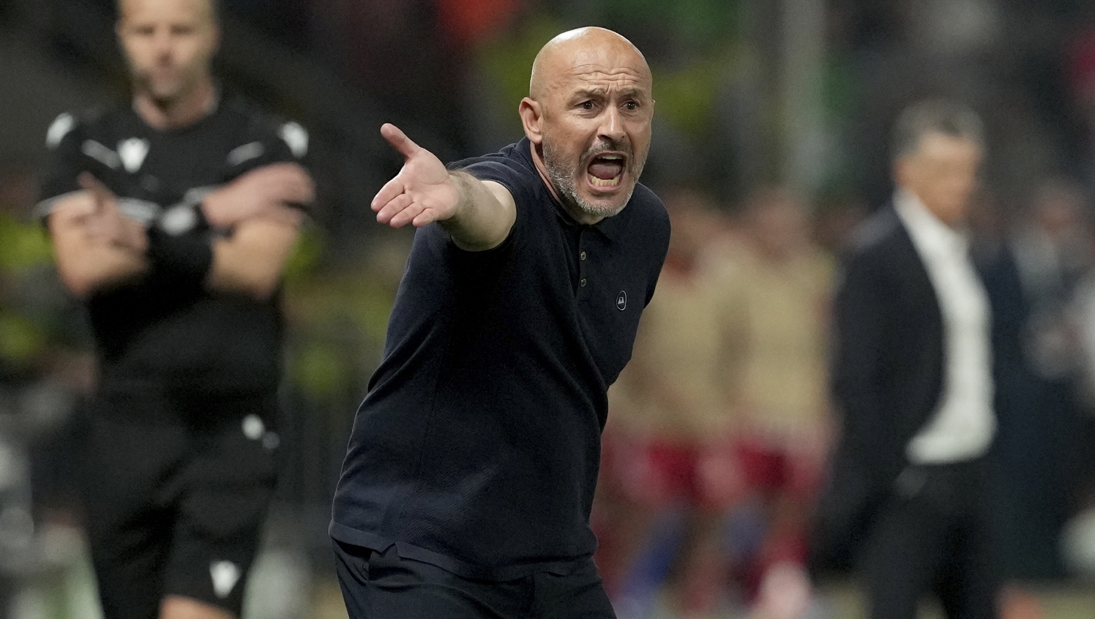 Fiorentina's head coach Vincenzo Italiano gestures during the Conference League final soccer match between Olympiacos FC and ACF Fiorentina at OPAP Arena in Athens, Greece, Thursday, May 30, 2024. (AP Photo/Petros Giannakouris)