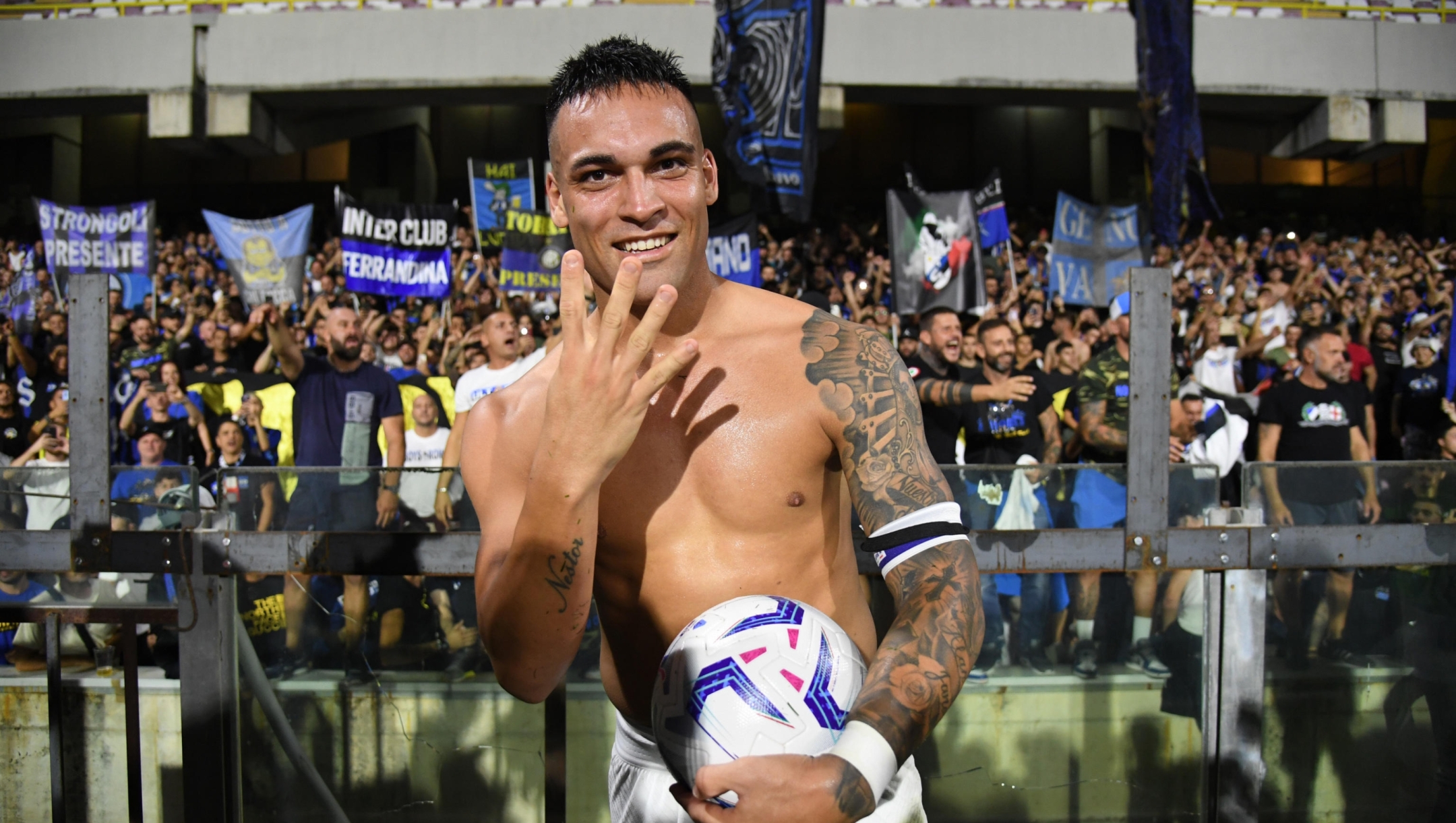 Inter's Lautaro Martinez celebrates for the victory at the end of the Italian Serie A soccer match US Salernitana vs FC Inter at the Arechi stadium in Salerno, Italy, 30 September 2023. ANSA/MASSIMO PICA