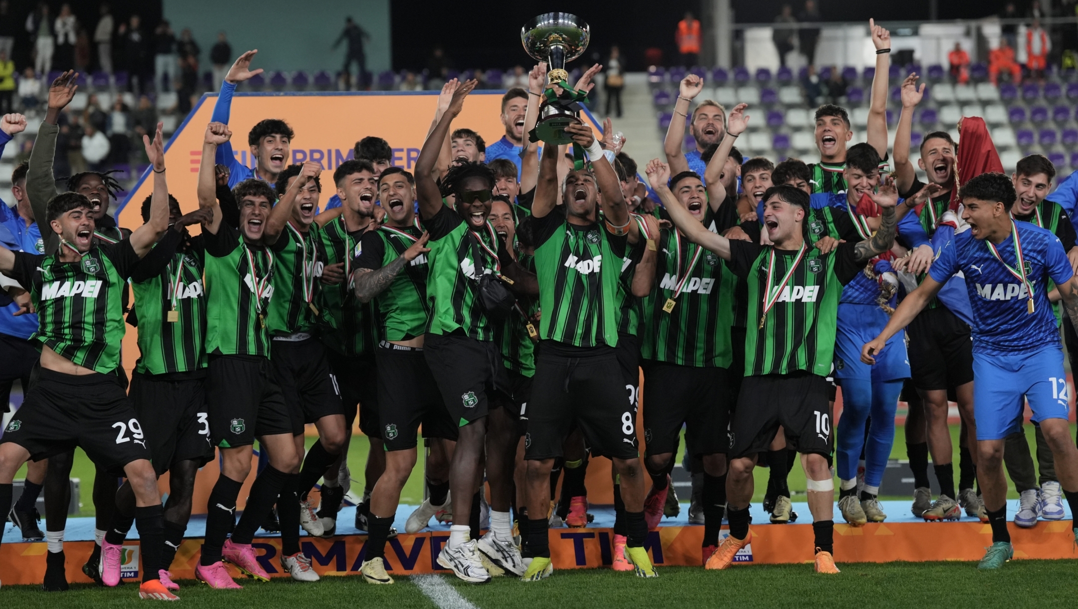 The players of Sassuolo celebrate for the victory during the Italian football championship Primavera Tim Cup 2023/2024 final between Sassuolo and Roma at the Viola Park, Firenze northern Italy, Friday, May 31, 2024. Sport - Soccer - (Photo Massimo Paolone/LaPresse)