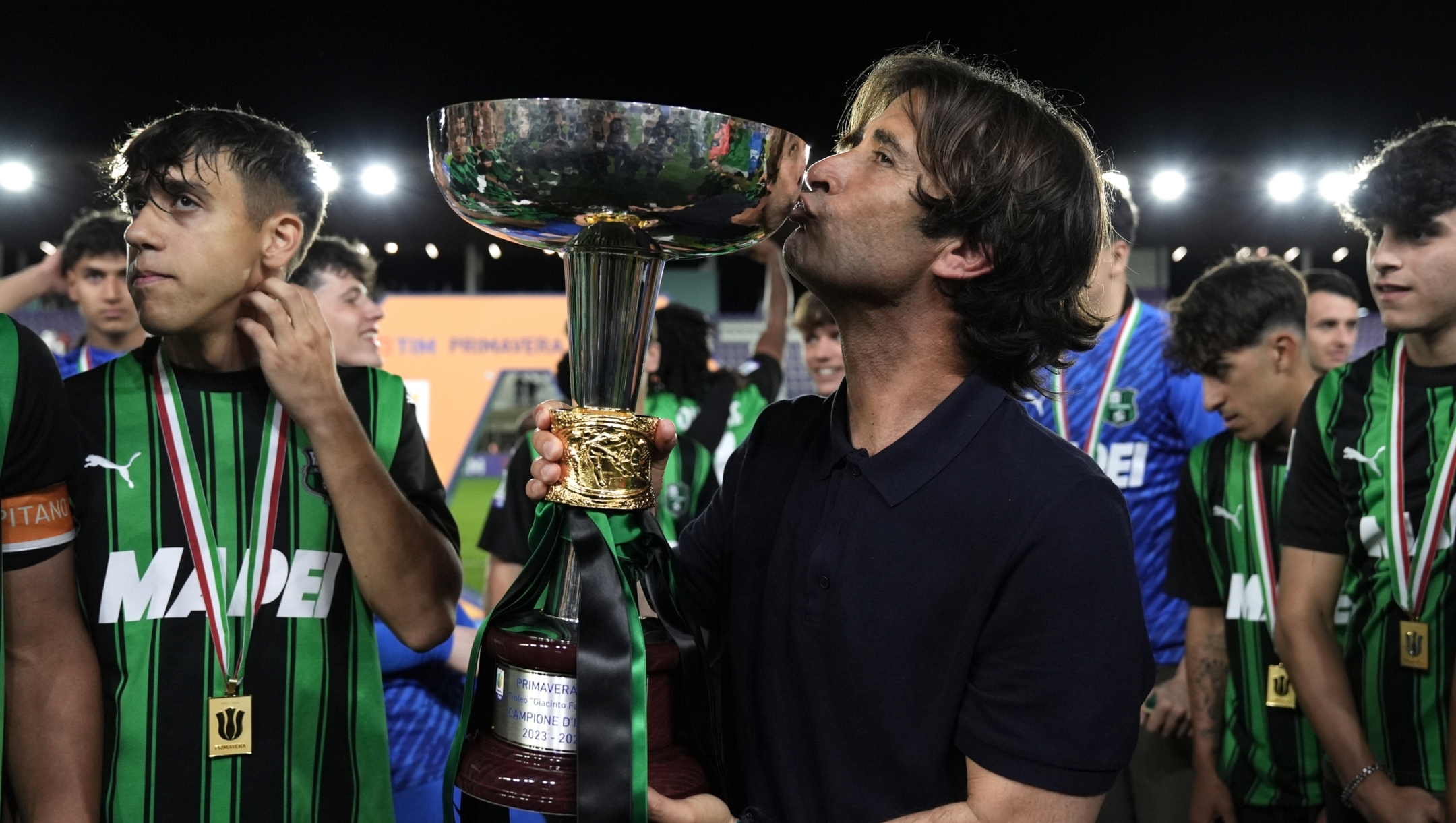 The players of Sassuolo and Sassuolo's head coach Emiliano Bigica celebrate for the victory during the Italian football championship Primavera Tim Cup 2023/2024 final between Sassuolo and Roma at the Viola Park, Firenze northern Italy, Friday, May 31, 2024. Sport - Soccer - (Photo Massimo Paolone/LaPresse)
