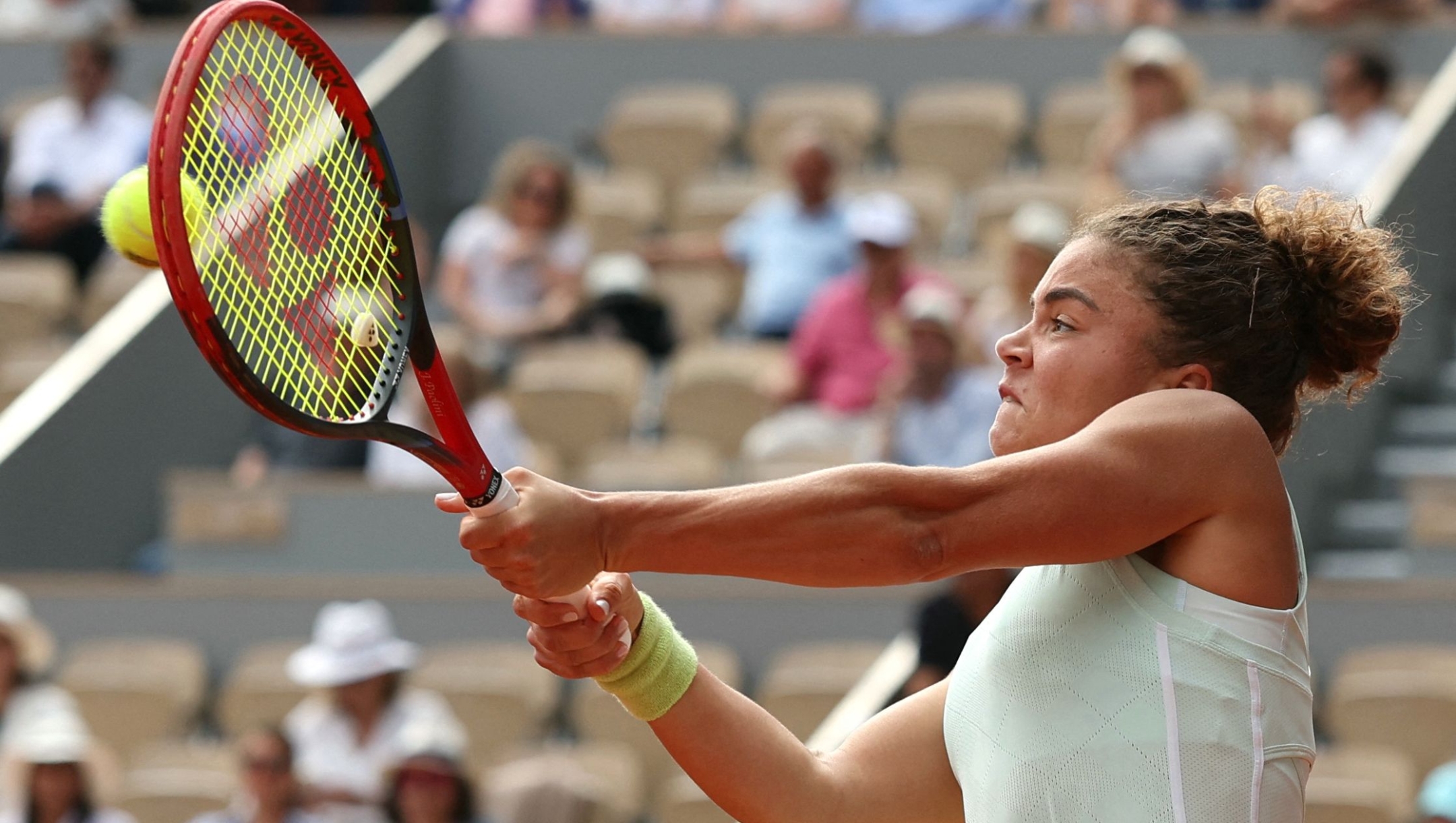 TOPSHOT - Italy's Jasmine Paolini plays a backhand return to Russia's Mirra Andreeva during their women's singles semi final match on Court Philippe-Chatrier on day twelve of the French Open tennis tournament at the Roland Garros Complex in Paris on June 6, 2024. (Photo by Alain JOCARD / AFP)