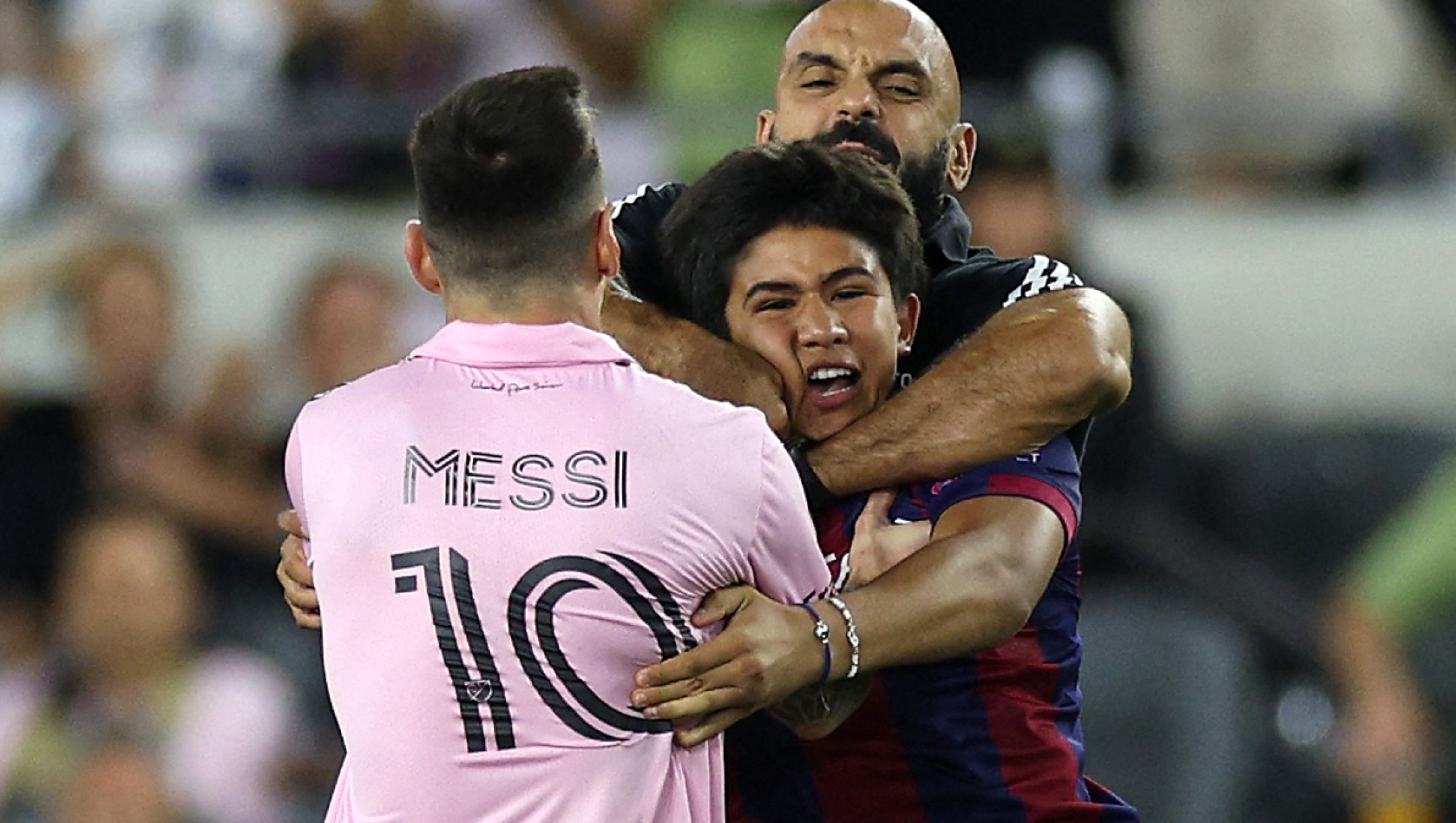 LOS ANGELES, CALIFORNIA - SEPTEMBER 03: (R) Yassine Chueko, bodyguard of Lionel Messi #10 of Inter Miami CF, pulls a fan, who ran onto the pitch, away from Messi in the second half during a match between Inter Miami CF and Los Angeles Football Club at BMO Stadium on September 03, 2023 in Los Angeles, California.   Harry How/Getty Images/AFP (Photo by Harry How / GETTY IMAGES NORTH AMERICA / Getty Images via AFP)