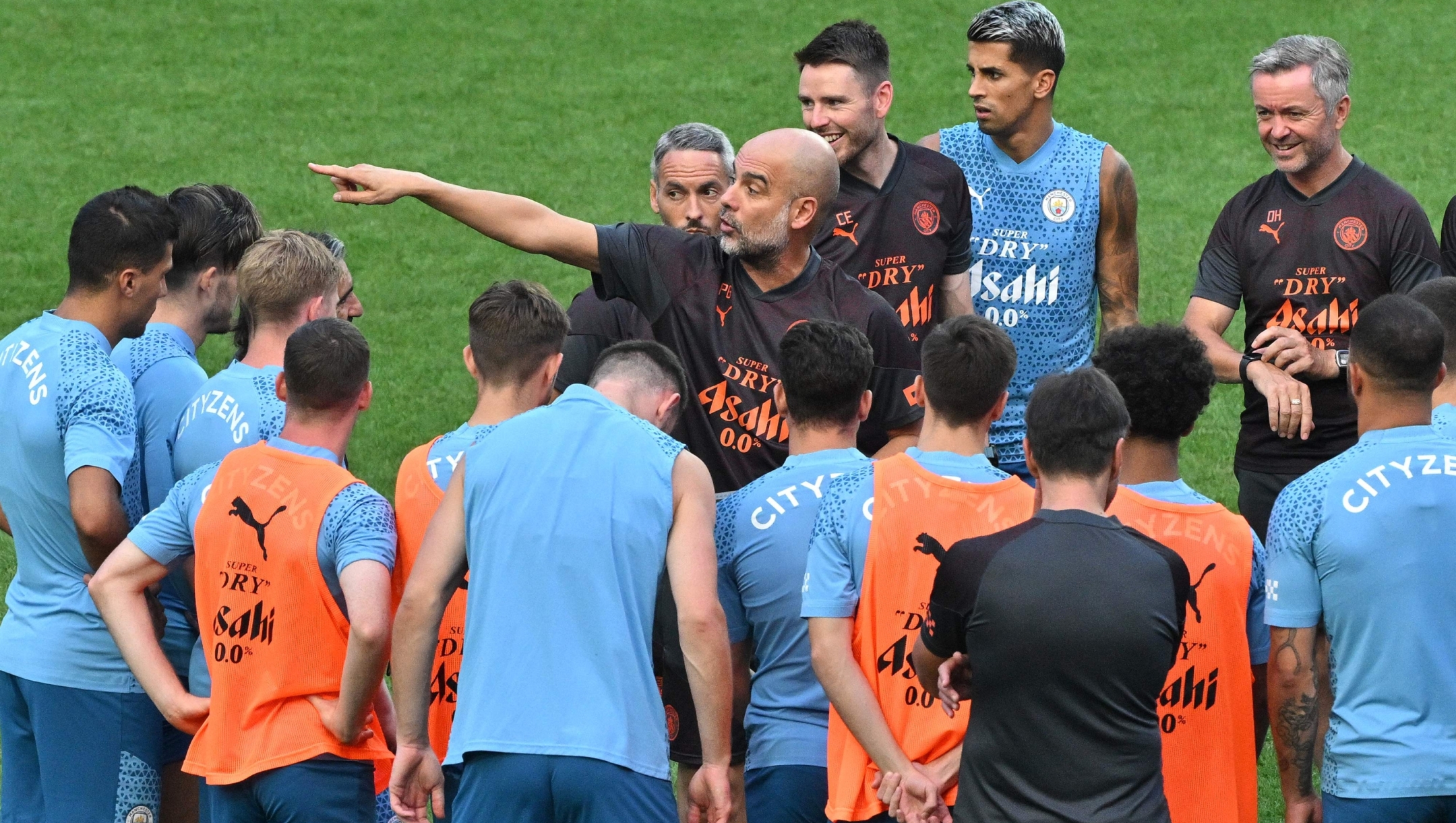 Manchester City's head coach Pep Guardiola (C) speaks with the players during a training session at the Seoul World Cup Stadium in Seoul on July 29, 2023, on the eve of their friendly football match against Atletico Madrid. (Photo by Jung Yeon-je / AFP)