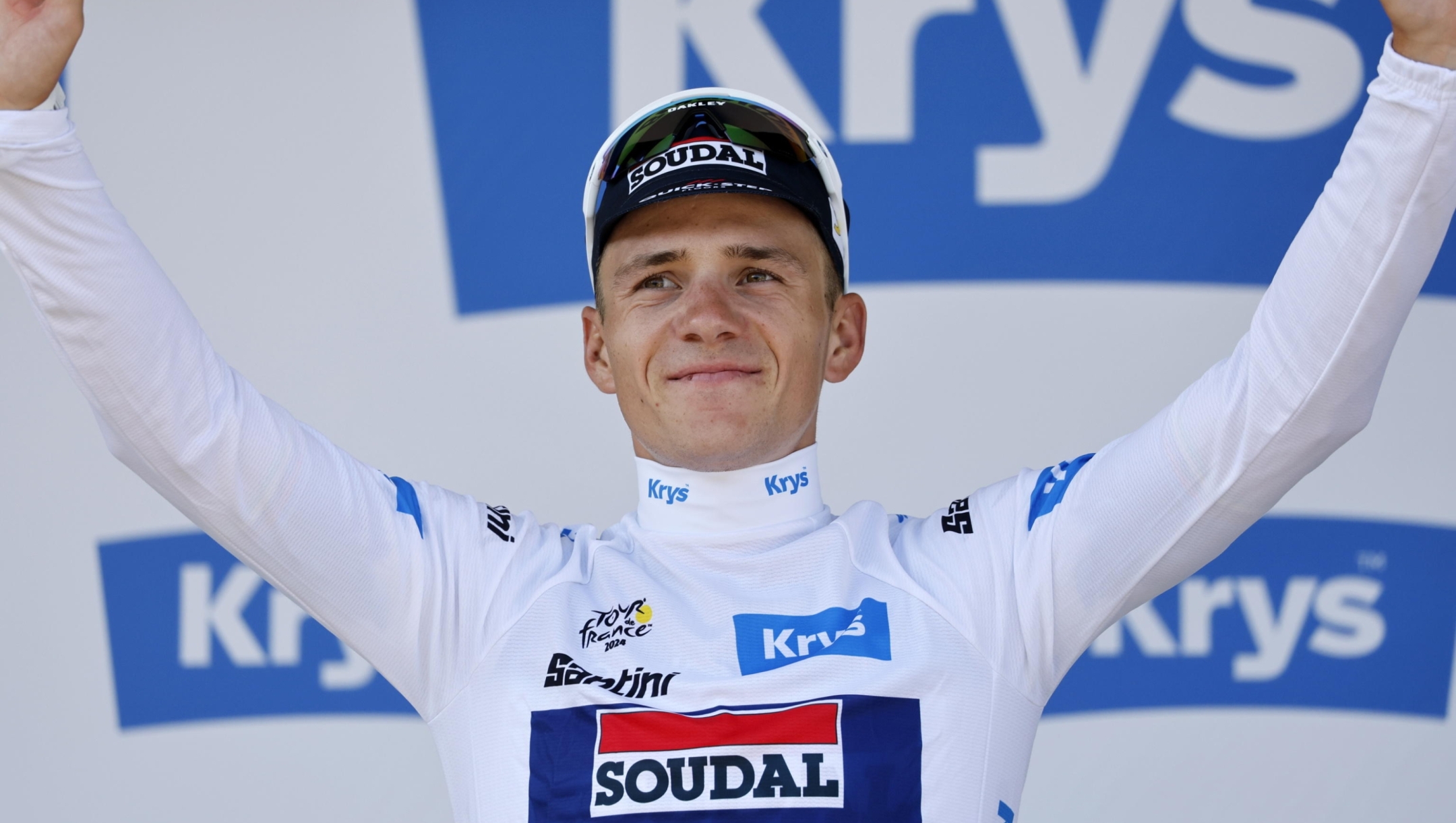 epa11483874 Belgian rider Remco Evenepoel of Soudal Quick-Step celebrates on the podium wearing the best young rider's white jersey following the end of the 17th stage of the 2024 Tour de France cycling race over 177km from Saint-Paul-Trois-Chateaux to Superdevoluy, France, 17 July 2024.  EPA/SEBASTIEN NOGIER