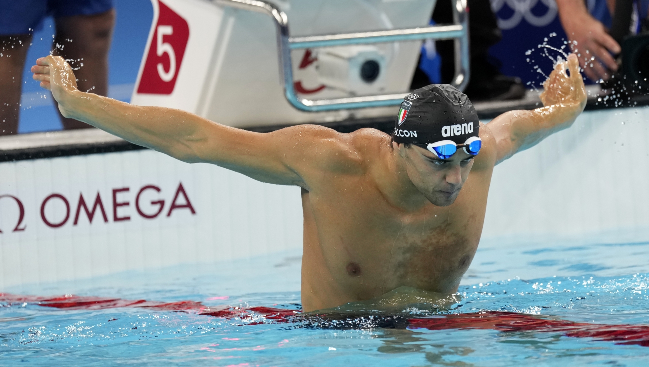 Thomas Ceccon, of Italy, celebrates after winning the men's 100-meter backstroke final at the 2024 Summer Olympics, Monday, July 29, 2024, in Nanterre, France. (AP Photo/Martin Meissner)