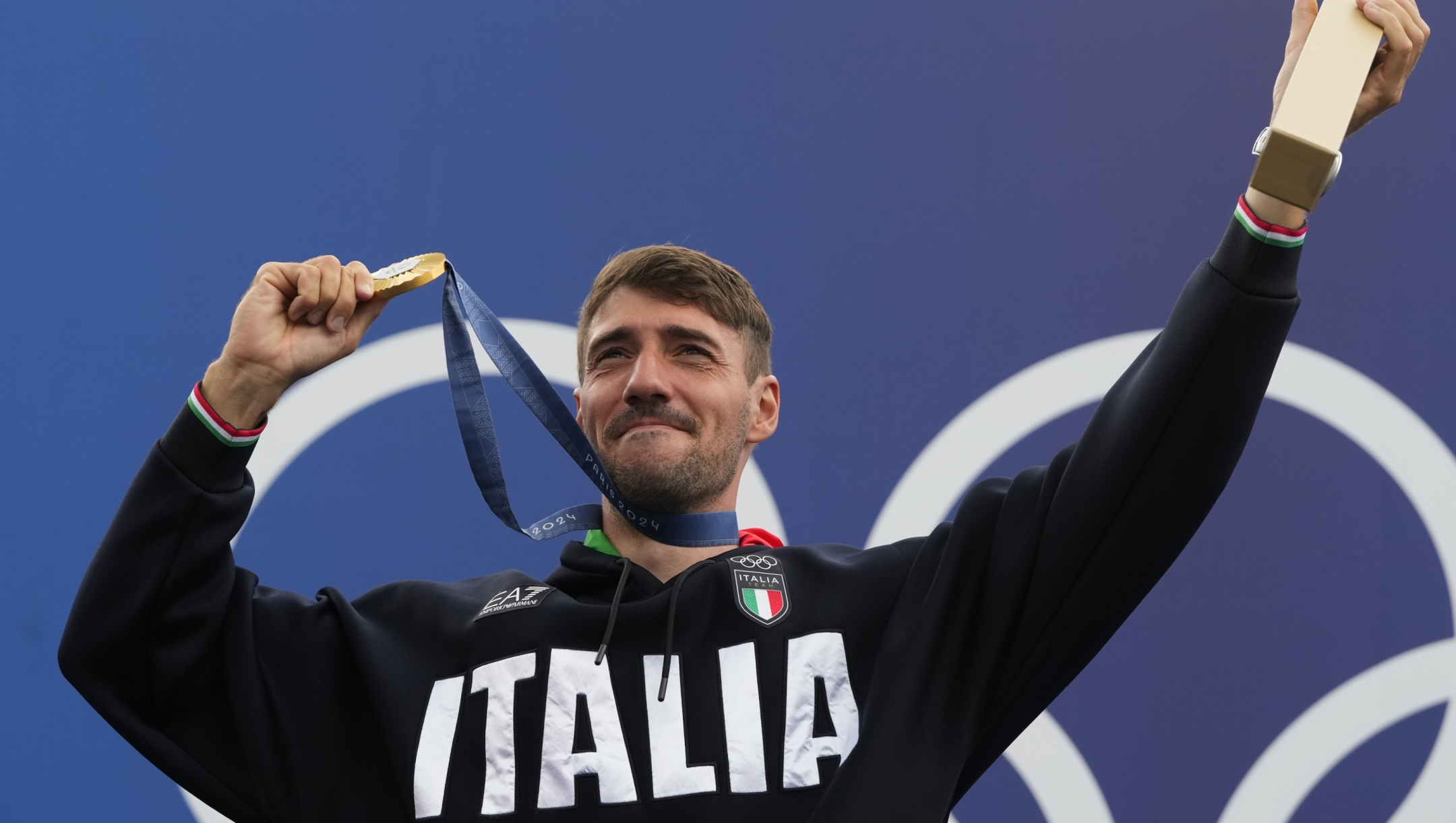 Gold medalist Giovanni de Gennaro of Italy poses during a medals ceremony for the men's kayak single finals at the 2024 Summer Olympics, Thursday, Aug. 1, 2024, in Vaires-sur-Marne, France. (AP Photo/Kirsty Wigglesworth)