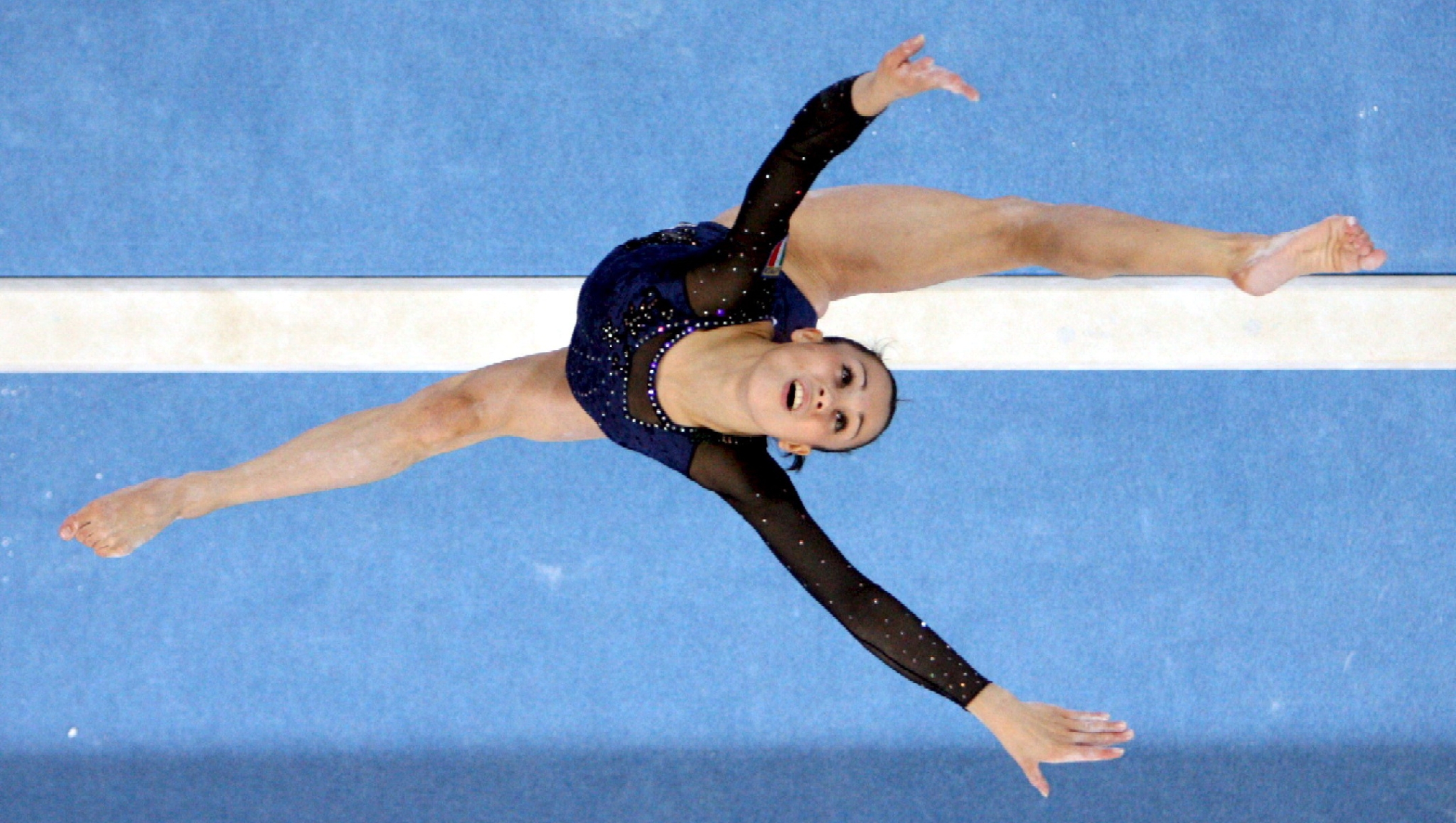 epa01105852 Vanessa Ferrari from Italy in action during the qualifications for the gymnastics world championships in Stuttgart, Germany 01 September 2007.  EPA/BERND WEISSBROD